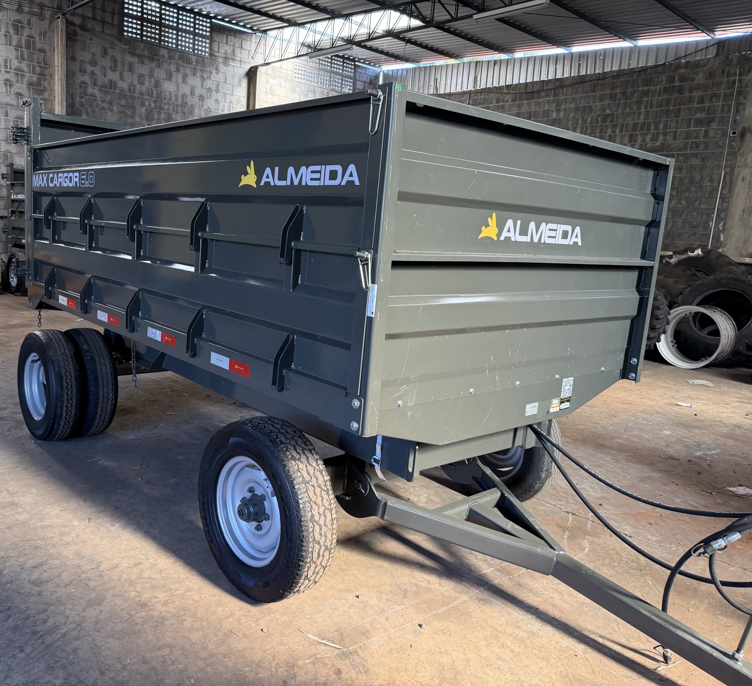 Carreta Agrícola Metálica Marca: Almeida Modelo: MAX CARGOR 6.0 capacidade para 7.2 toneladas e 6 m cúbicos , 2 eixos/6 rodas modelo: Basculante hidráulica no pistão equipamento (novo ) - Imagem 13