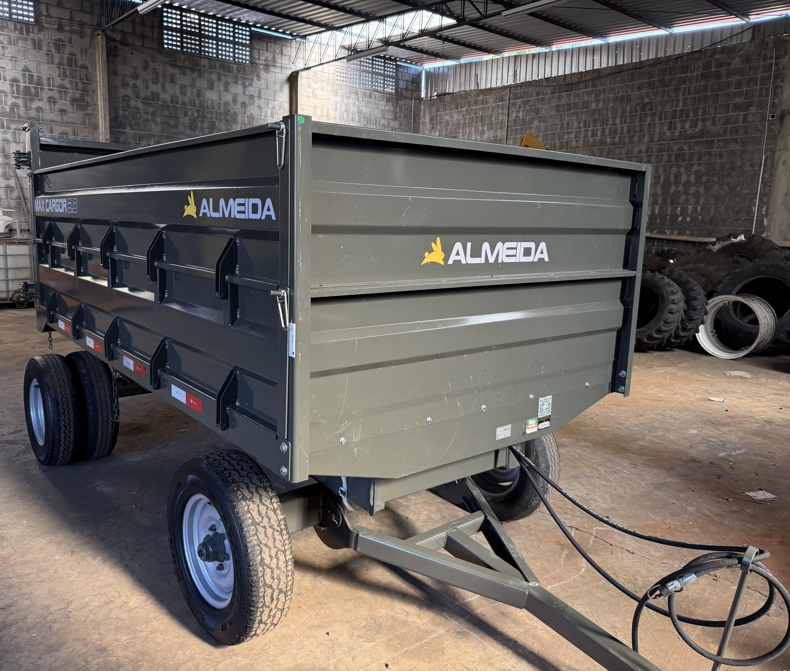 Carreta Agrícola Metálica Marca: Almeida Modelo: MAX CARGOR 6.0 capacidade para 7.2 toneladas e 6 m cúbicos , 2 eixos/6 rodas modelo: Basculante hidráulica no pistão equipamento (novo ) - Imagem 12