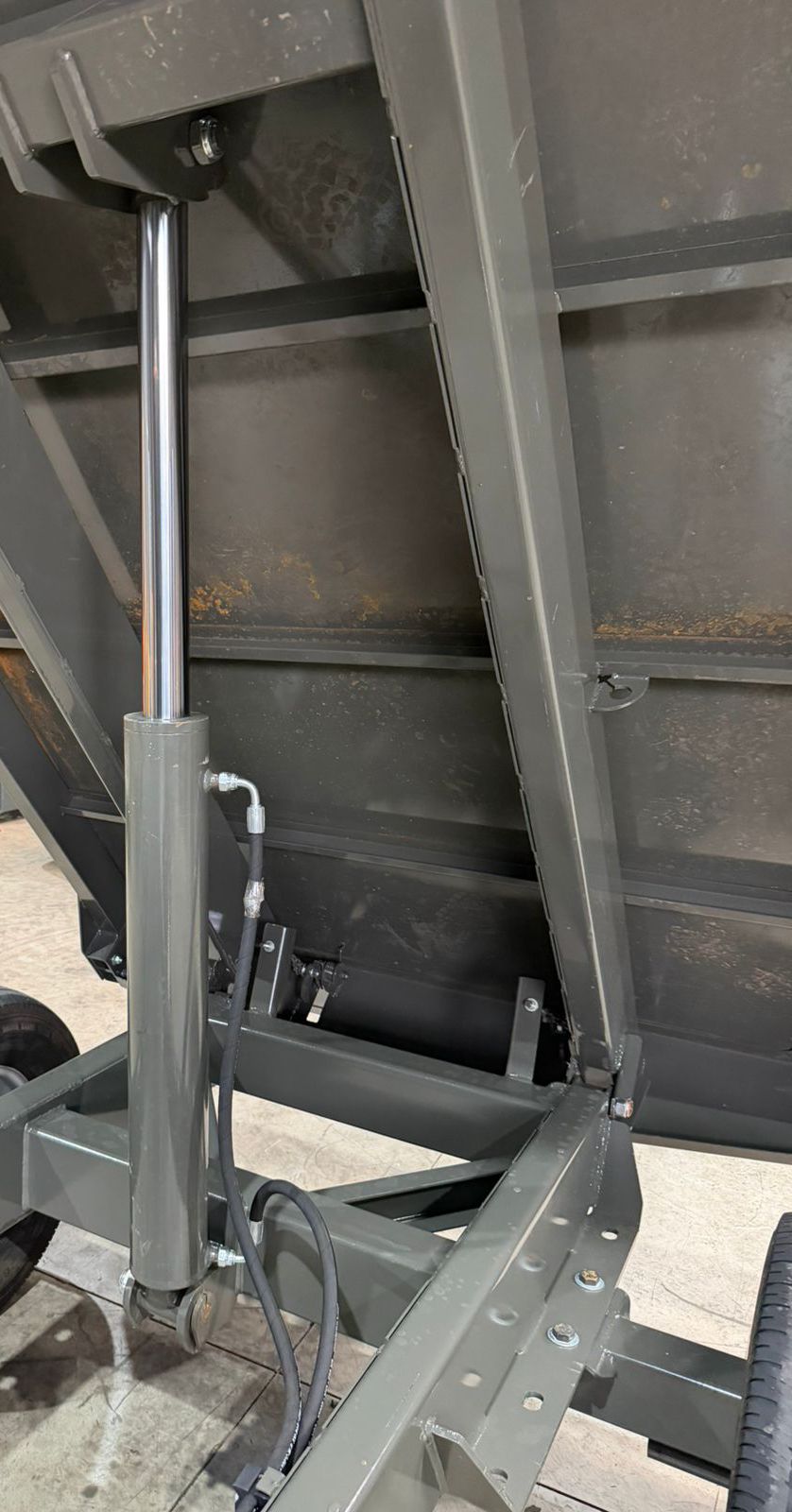 Carreta Agrícola Metálica Marca: Almeida Modelo: MAX CARGOR 6.0 capacidade para 7.2 toneladas e 6 m cúbicos , 2 eixos/6 rodas modelo: Basculante hidráulica no pistão equipamento (novo ) - Imagem 24