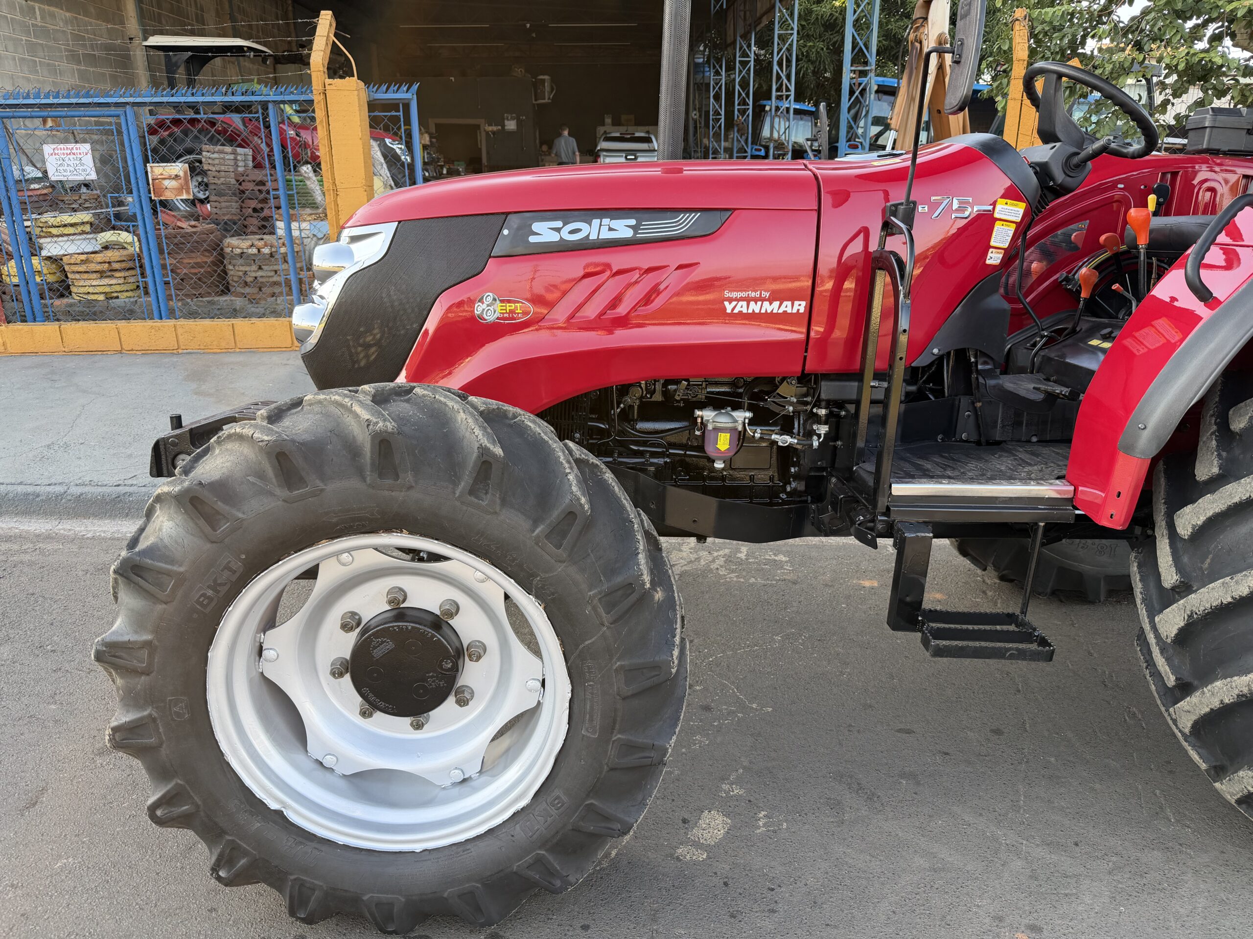 Yanmar Solis 75 4x4 Ano 2022 com Reversor de marchas - Imagem 6