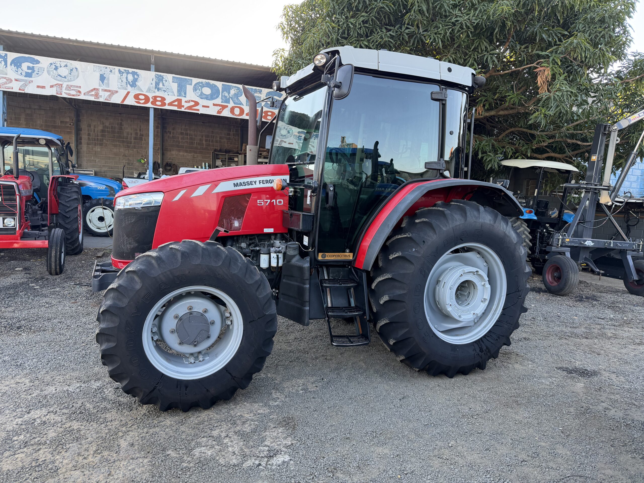 Massey Ferguson 5710 4x4 Ano 2020 Cabinado de Fábrica, com Reversor de marchas eletro-hidráulico - Imagem 2