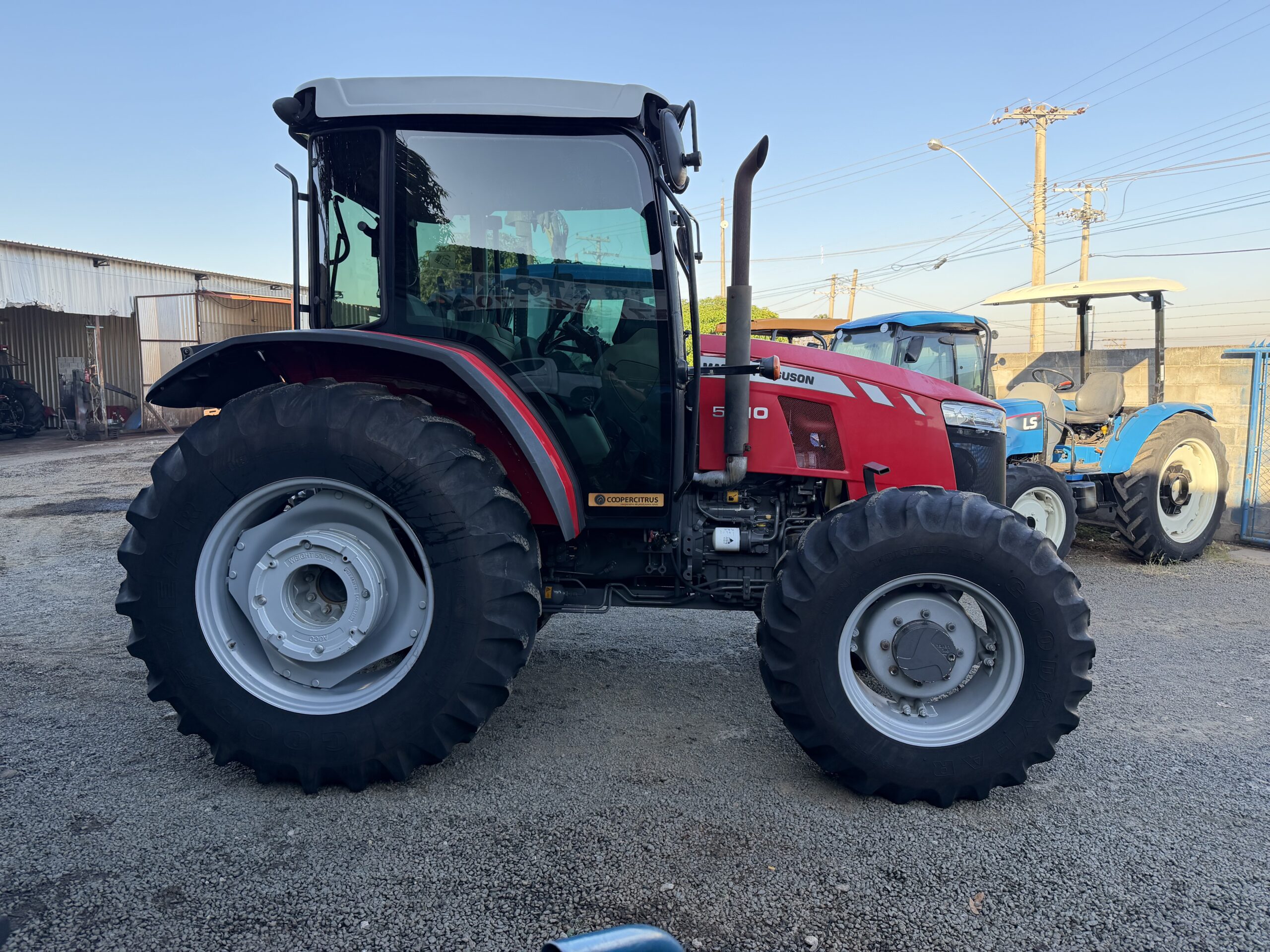 Massey Ferguson 5710 4x4 Ano 2020 Cabinado de Fábrica, com Reversor de marchas eletro-hidráulico - Imagem 4