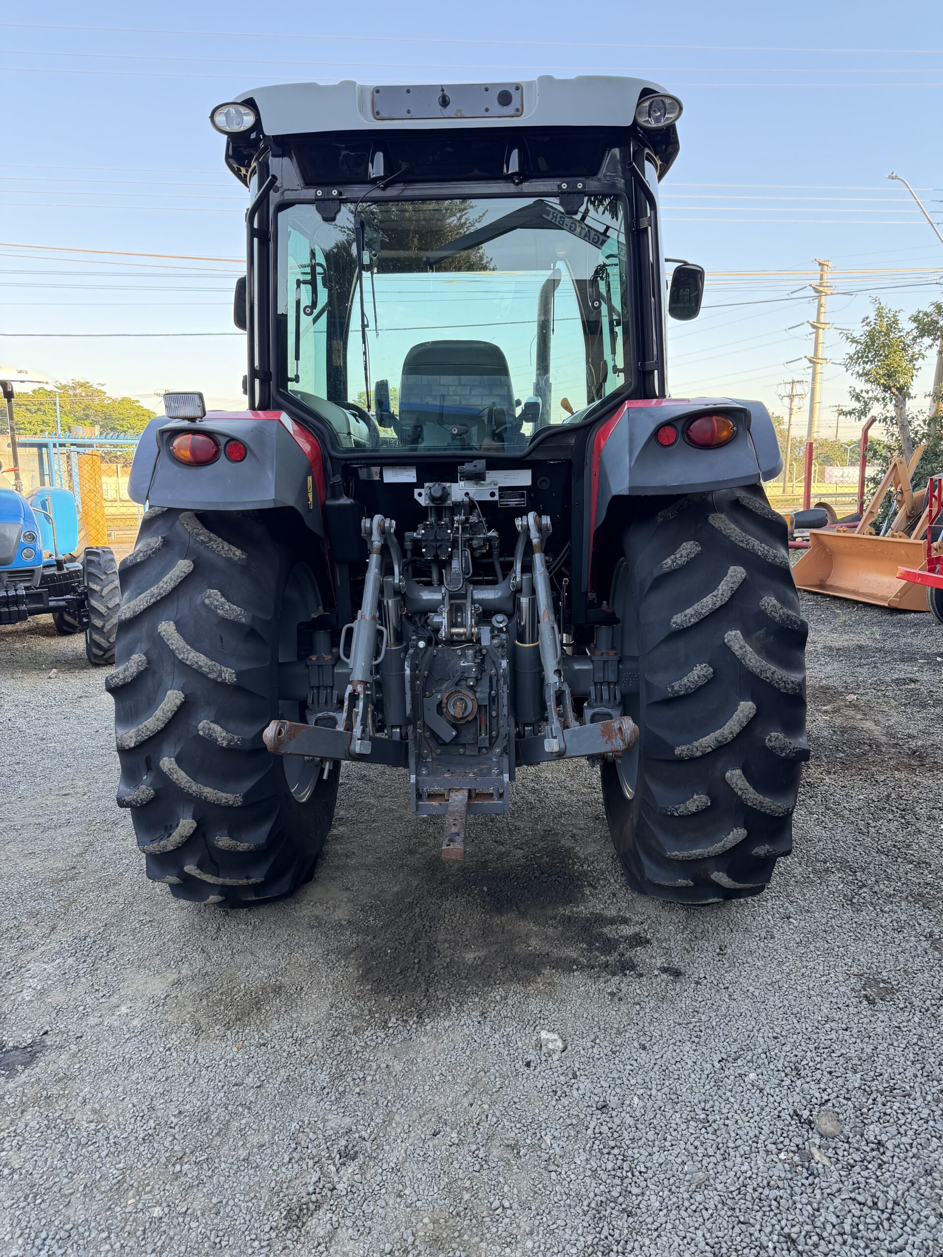 Massey Ferguson 5710 4x4 Ano 2020 Cabinado de Fábrica, com Reversor de marchas eletro-hidráulico - Imagem 8