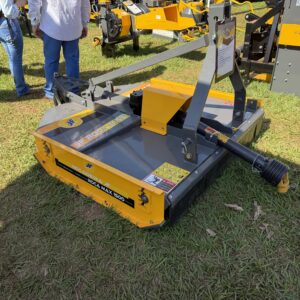 Roçadeira hidráulica Marca: JF Modelo: Max 1500 (nova) de 1.50 m com roda guia traseira.