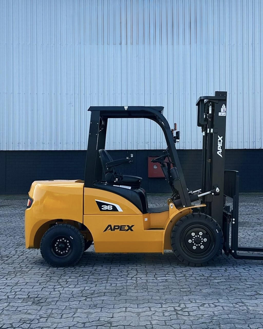 Empilhadeira duplex (nova) , Marca: APEX Modelo: Apex 36D para 3.6 ton ,com torre de 3.50 m e motor a diesel