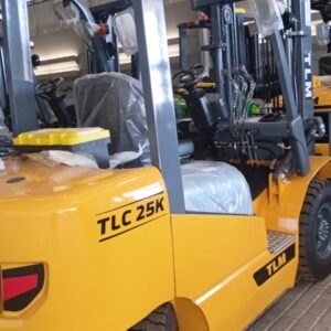 Empilhadeira duplex (nova) , Marca: TLM Modelo: TLC 25D para 2.5 ton ,com torre de 3.50 m e motor a diesel .