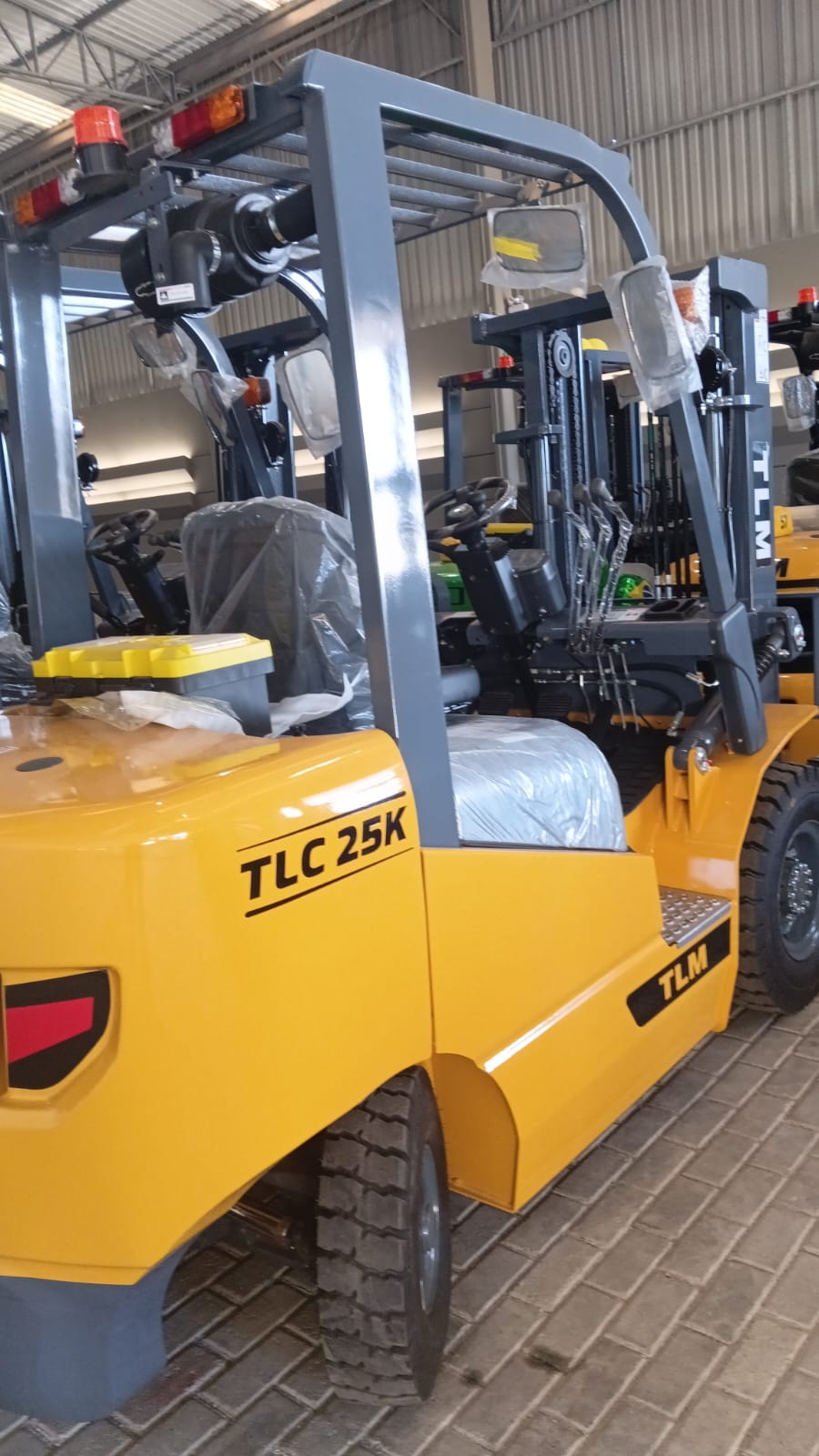 Empilhadeira duplex (nova) , Marca: TLM Modelo: TLC 25D para 2.5 ton ,com torre de 3.50 m e motor a diesel .