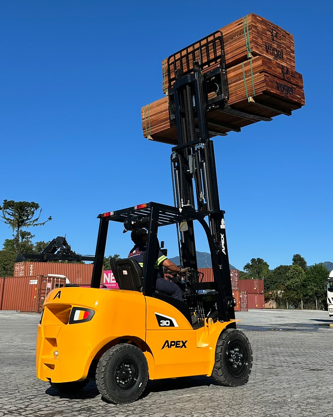 Empilhadeira duplex (nova) , Marca: APEX Modelo: Apex 30D para 3.0 ton ,com torre de 3.50 m e motor a diesel . - Imagem 9