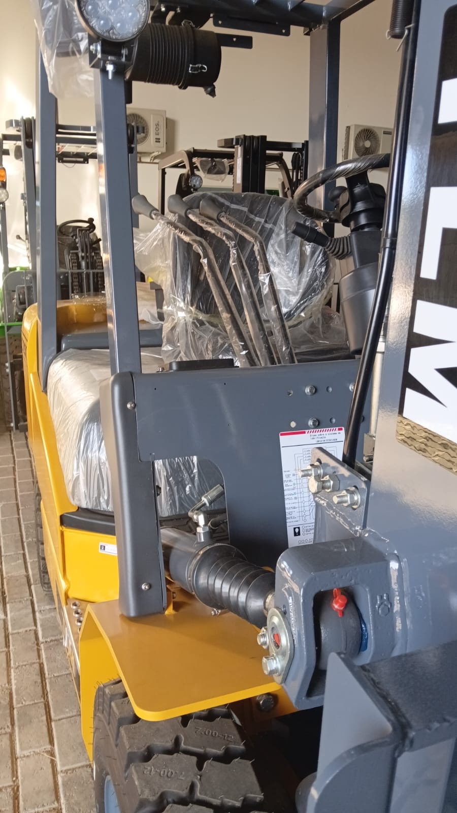 Empilhadeira duplex (nova) , Marca: TLM Modelo: TLC 25D para 2.5 ton ,com torre de 3.50 m e motor a diesel . - Imagem 11
