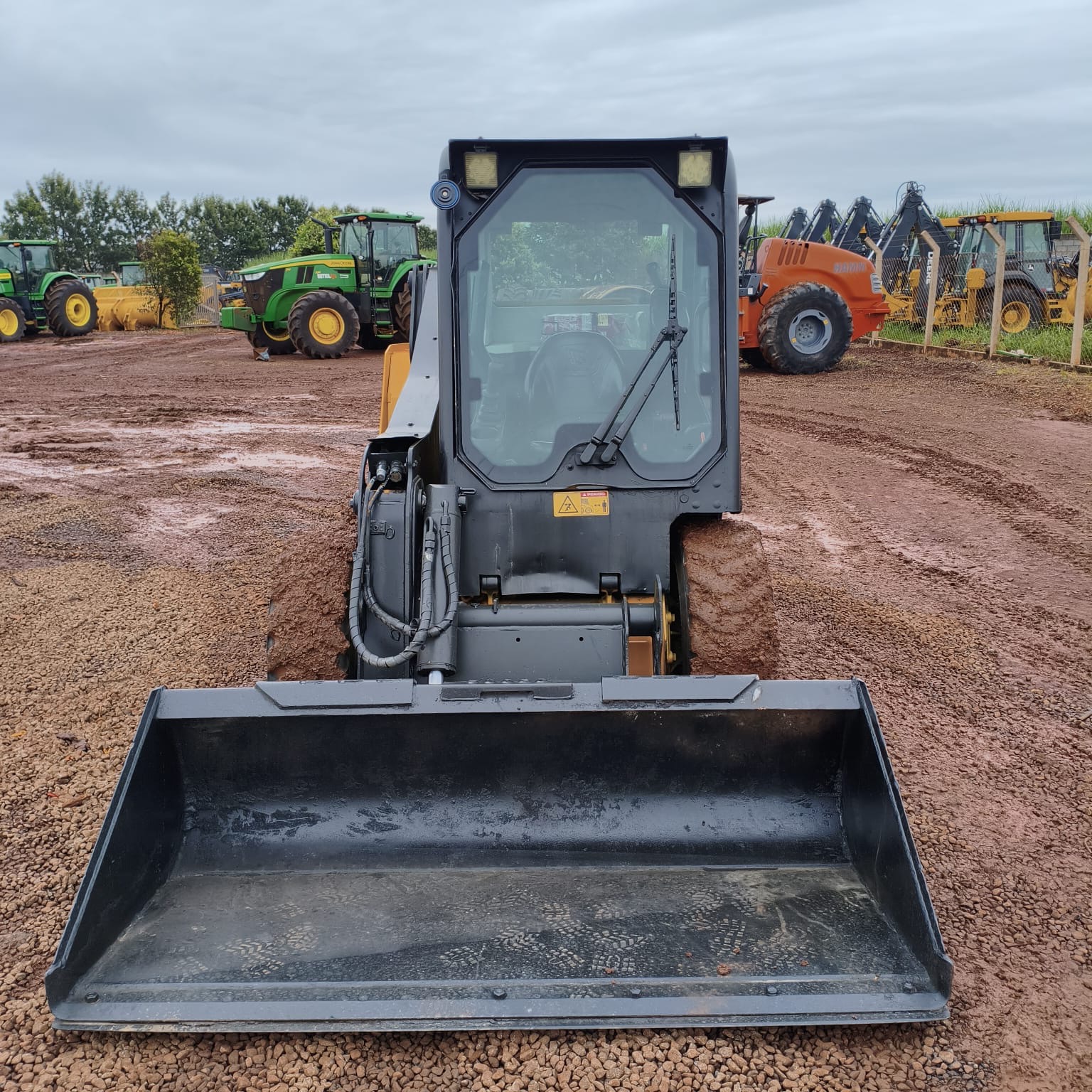 MiniCarregadeira/Bobcat Marca: JCB Modelo: 190 Ano 2020 Cabinada com ar condicionado - Imagem 6