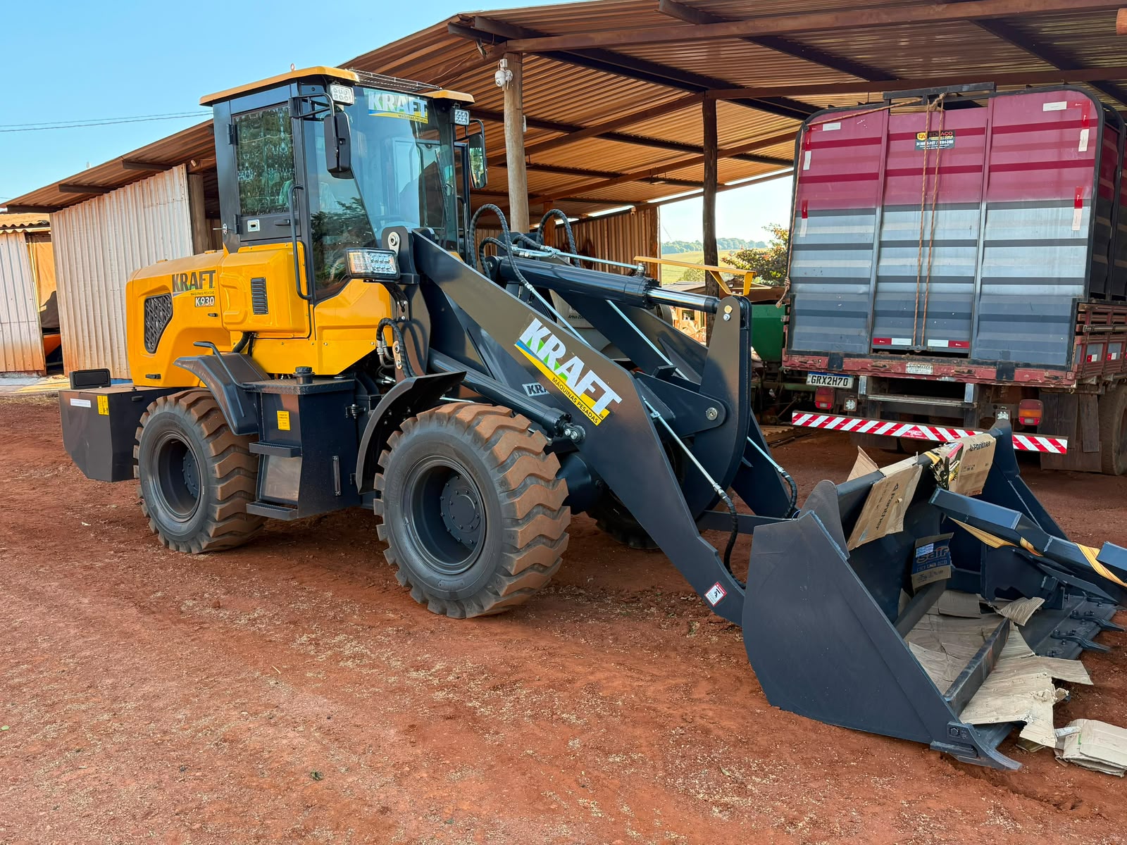 Pá Carregadeira (nova) Marca: KRAFT Modelo: K930 4x4 linha Premiun, Ano: 2026, Cabinada de fábrica com ar condicionado.