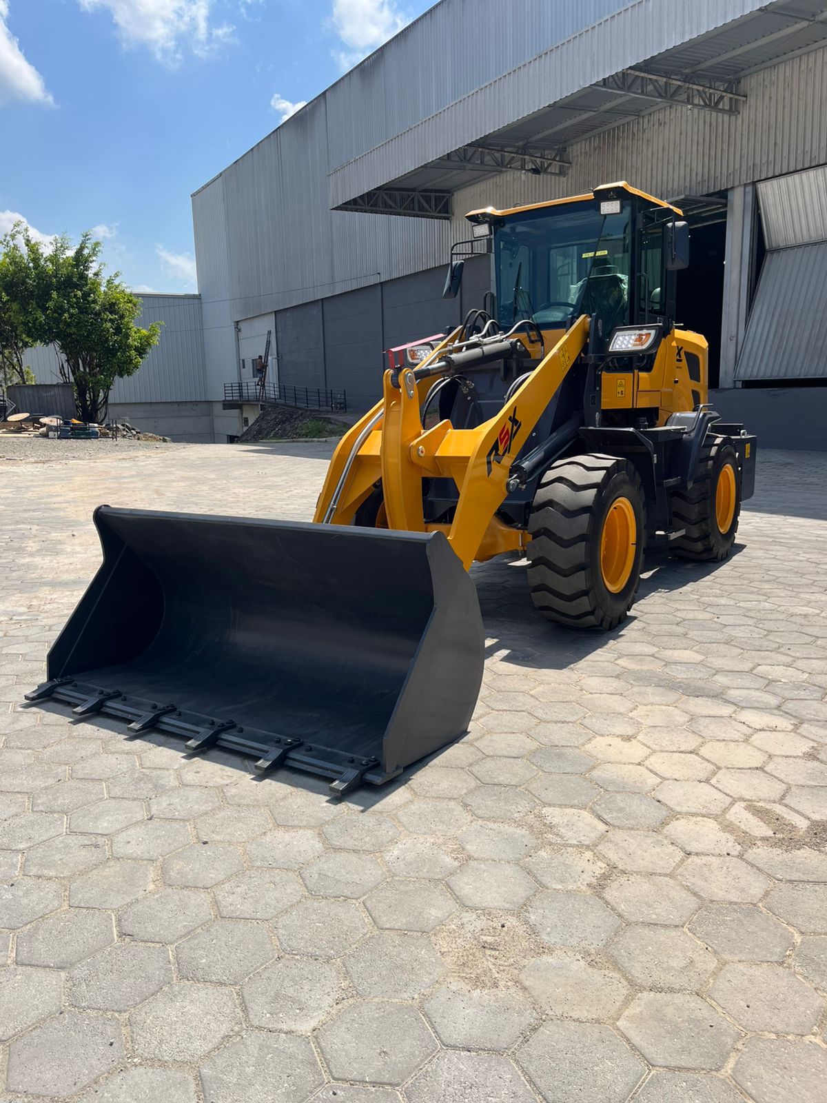 Pá Carregadeira (nova) Marca: RSX Modelo: RS 942 4x4 linha Premiun, Ano: 2026, Cabinada de fábrica com ar condicionado. - Imagem 5