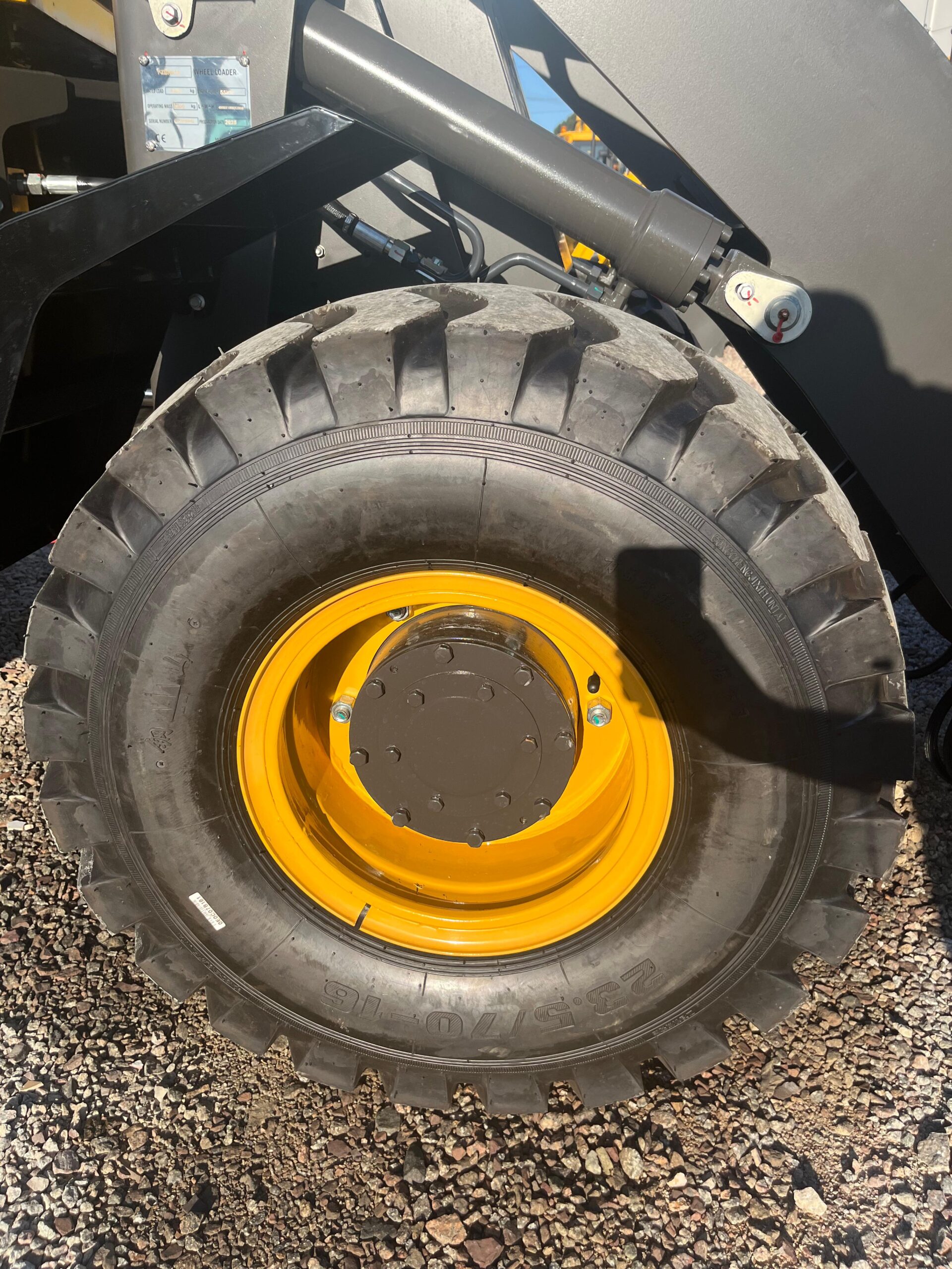 Pá Carregadeira (nova) Marca: Forza Modelo: W920 4x4 linha Premiun, Ano: 2026, Cabinada de fábrica com ar condicionado - Imagem 4