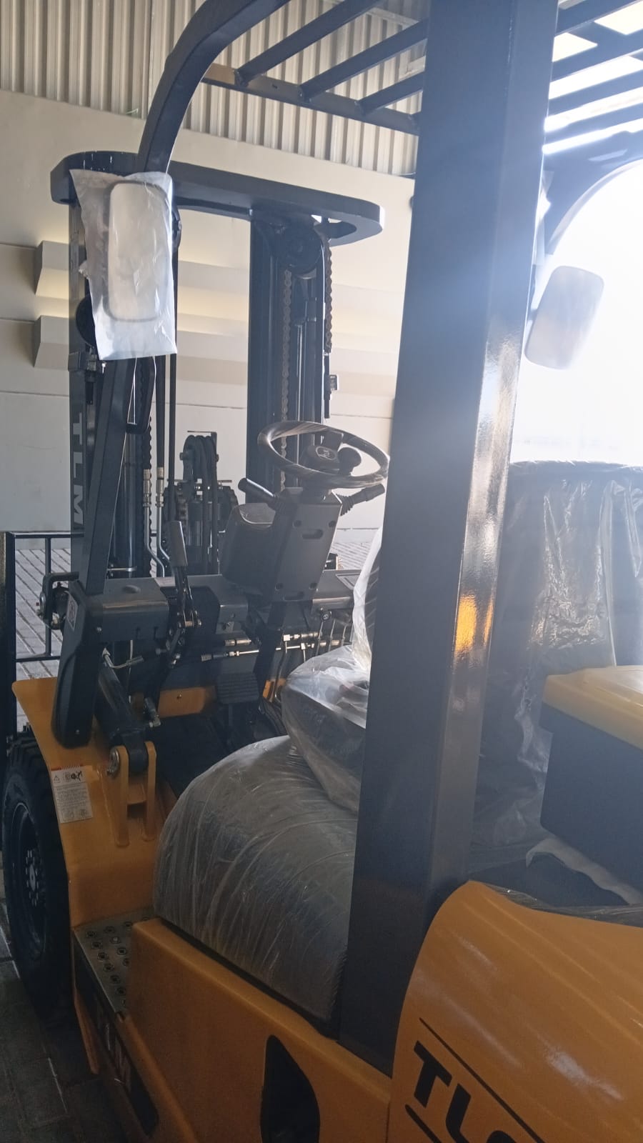 Empilhadeira duplex (nova) , Marca: TLM Modelo: TLC 25D para 2.5 ton ,com torre de 3.50 m e motor a diesel . - Imagem 10