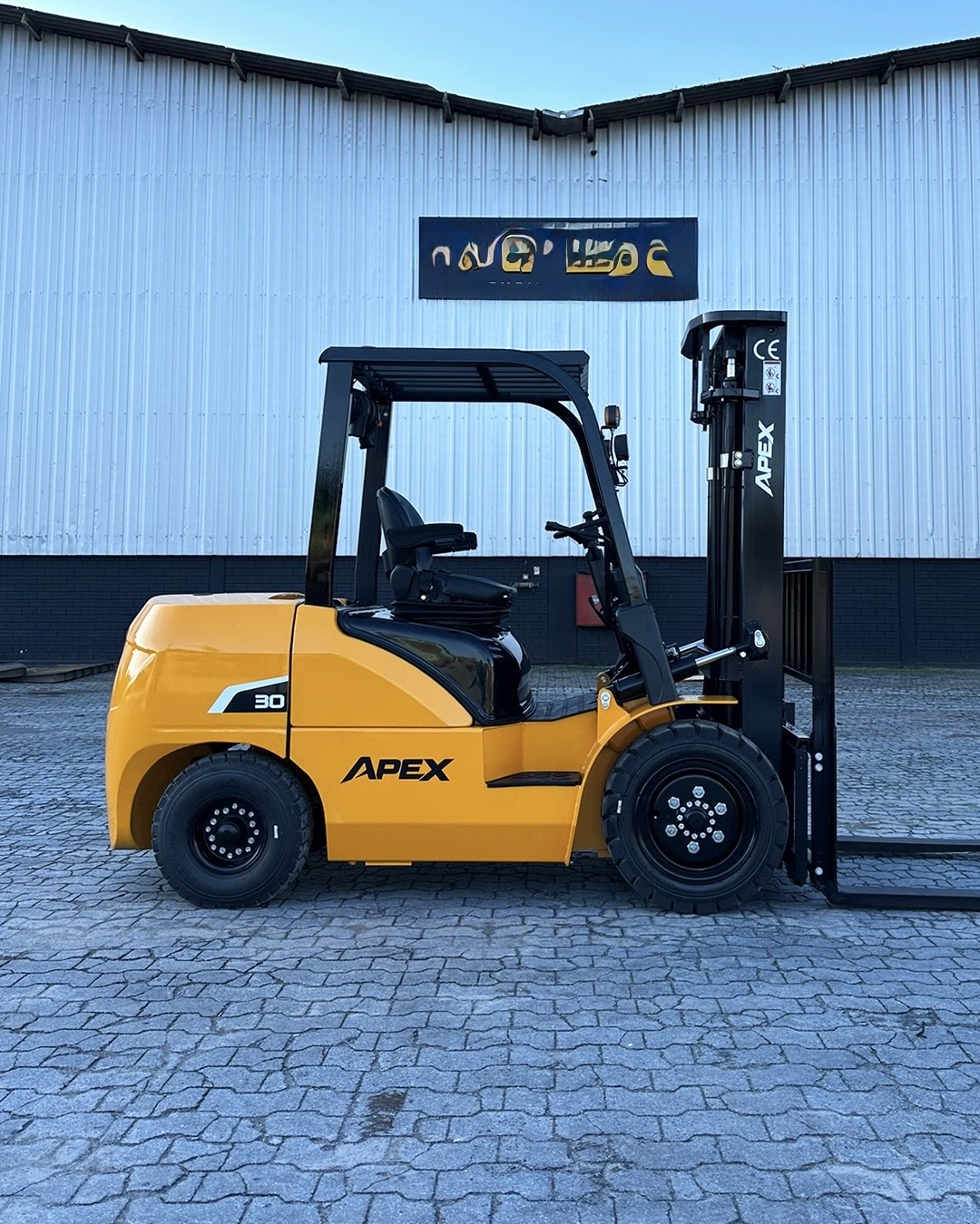 Empilhadeira duplex (nova) , Marca: APEX Modelo: Apex 30D para 3.0 ton ,com torre de 3.50 m e motor a diesel .