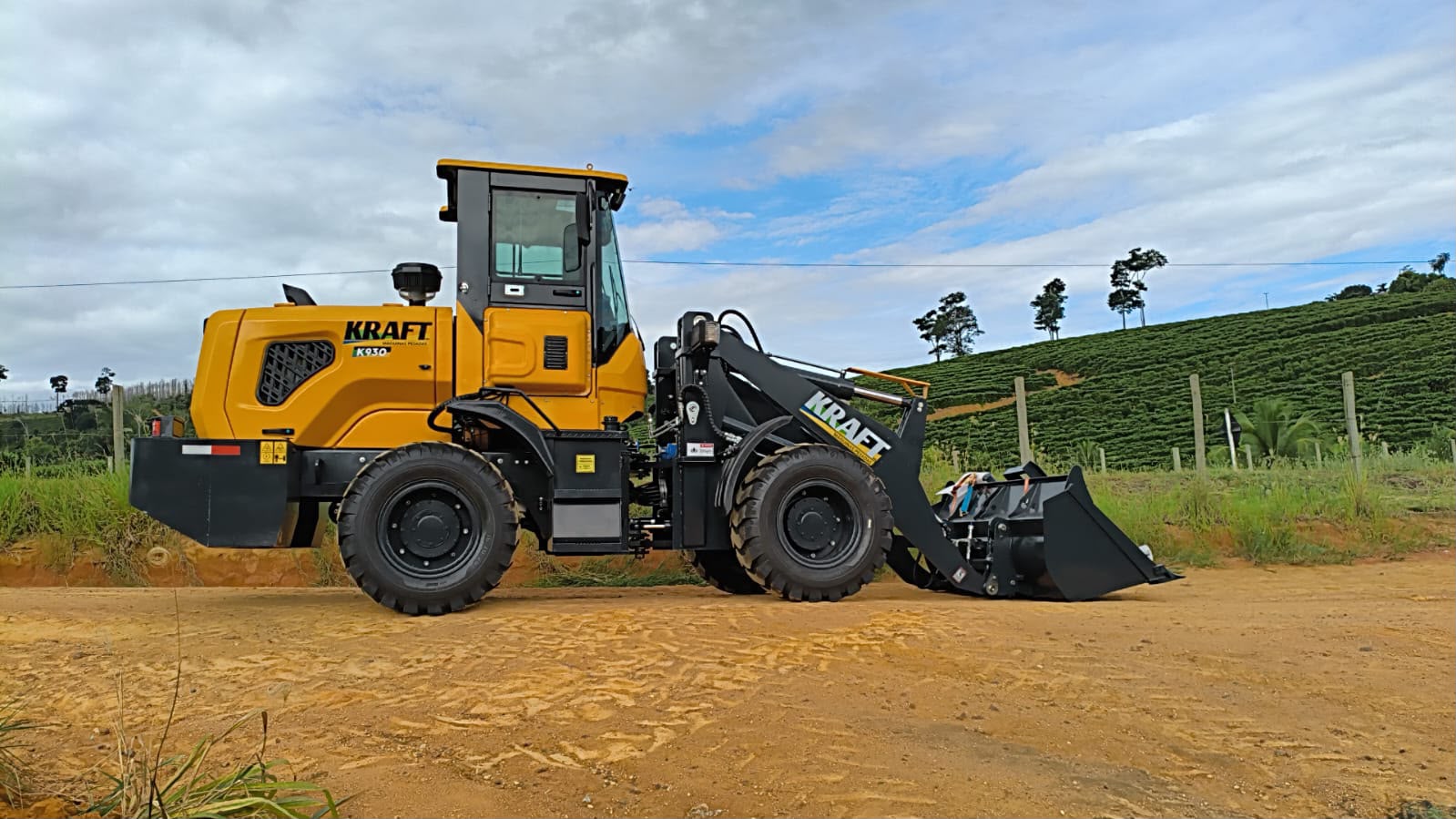 Pá Carregadeira (nova) Marca: KRAFT Modelo: K930 4x4 linha Premiun, Ano: 2026, Cabinada de fábrica com ar condicionado. - Imagem 2