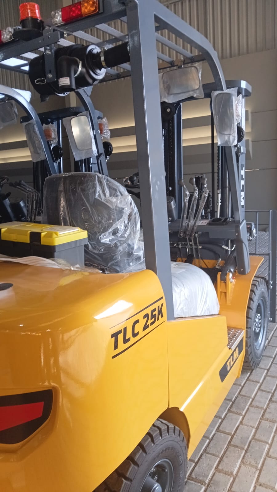 Empilhadeira duplex (nova) , Marca: TLM Modelo: TLC 25D para 2.5 ton ,com torre de 3.50 m e motor a diesel . - Imagem 2