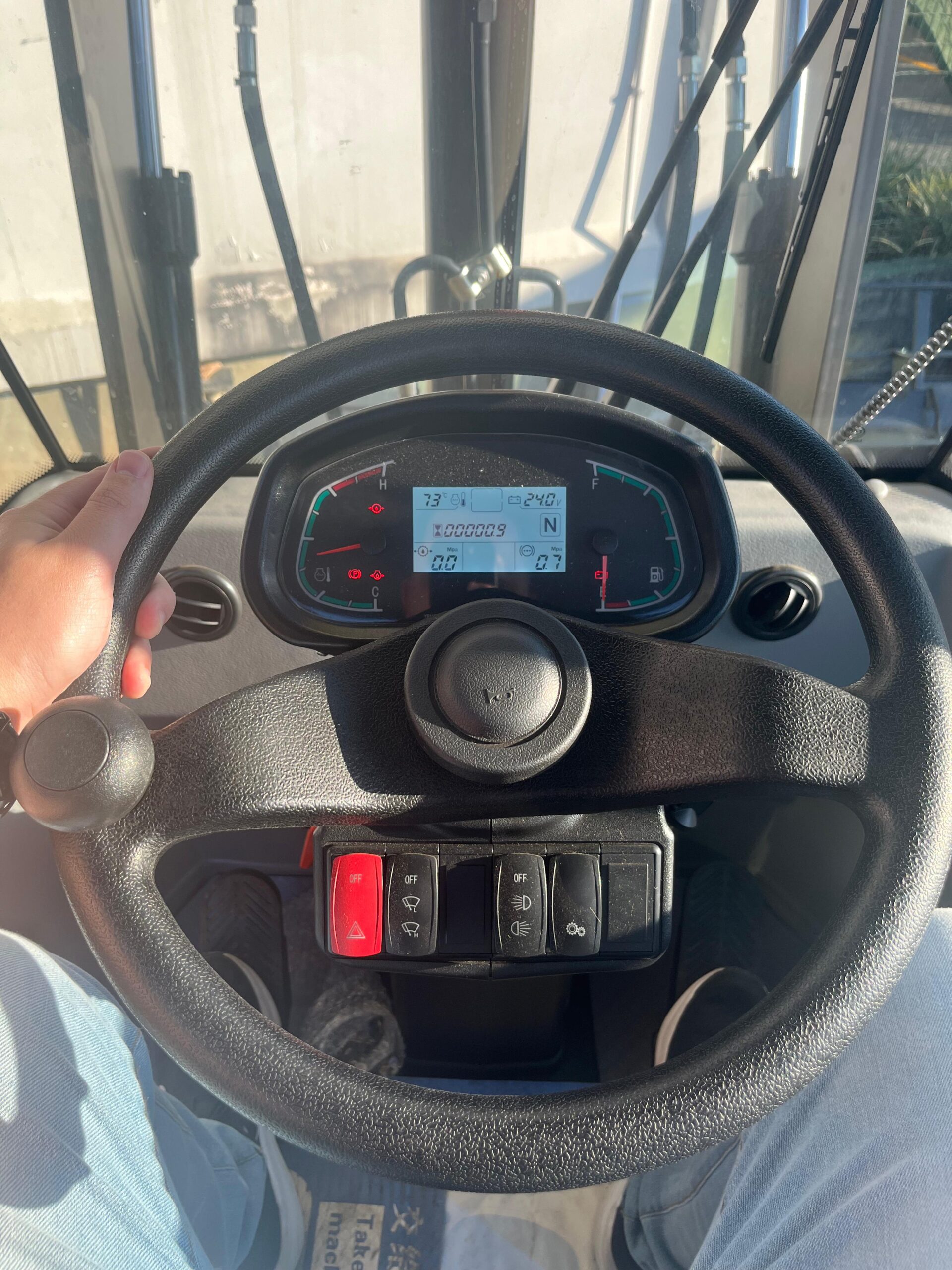 Pá Carregadeira (nova) Marca: Forza Modelo: W920 4x4 linha Premiun, Ano: 2026, Cabinada de fábrica com ar condicionado - Imagem 7