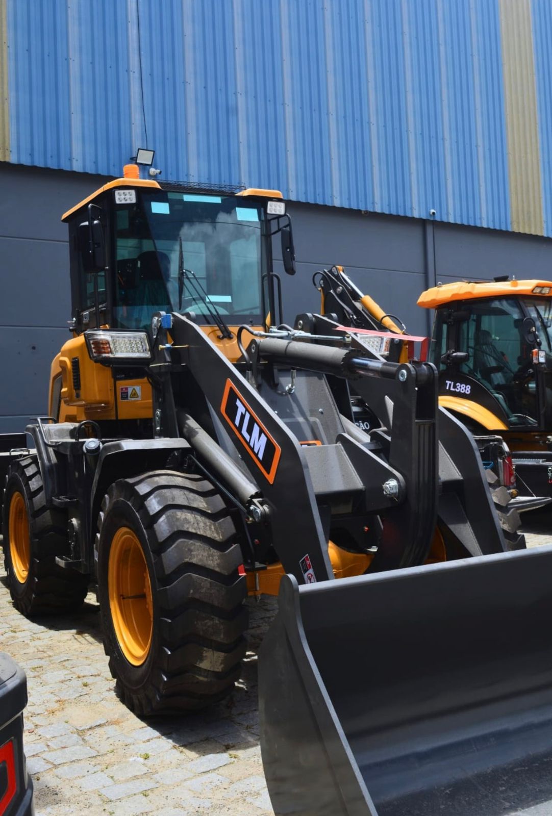 Pá Carregadeira (nova) Marca: TLM Modelo: 946L 4x4 linha Premiun, Ano: 2026, Cabinada de fábrica com ar condicionado - Imagem 3