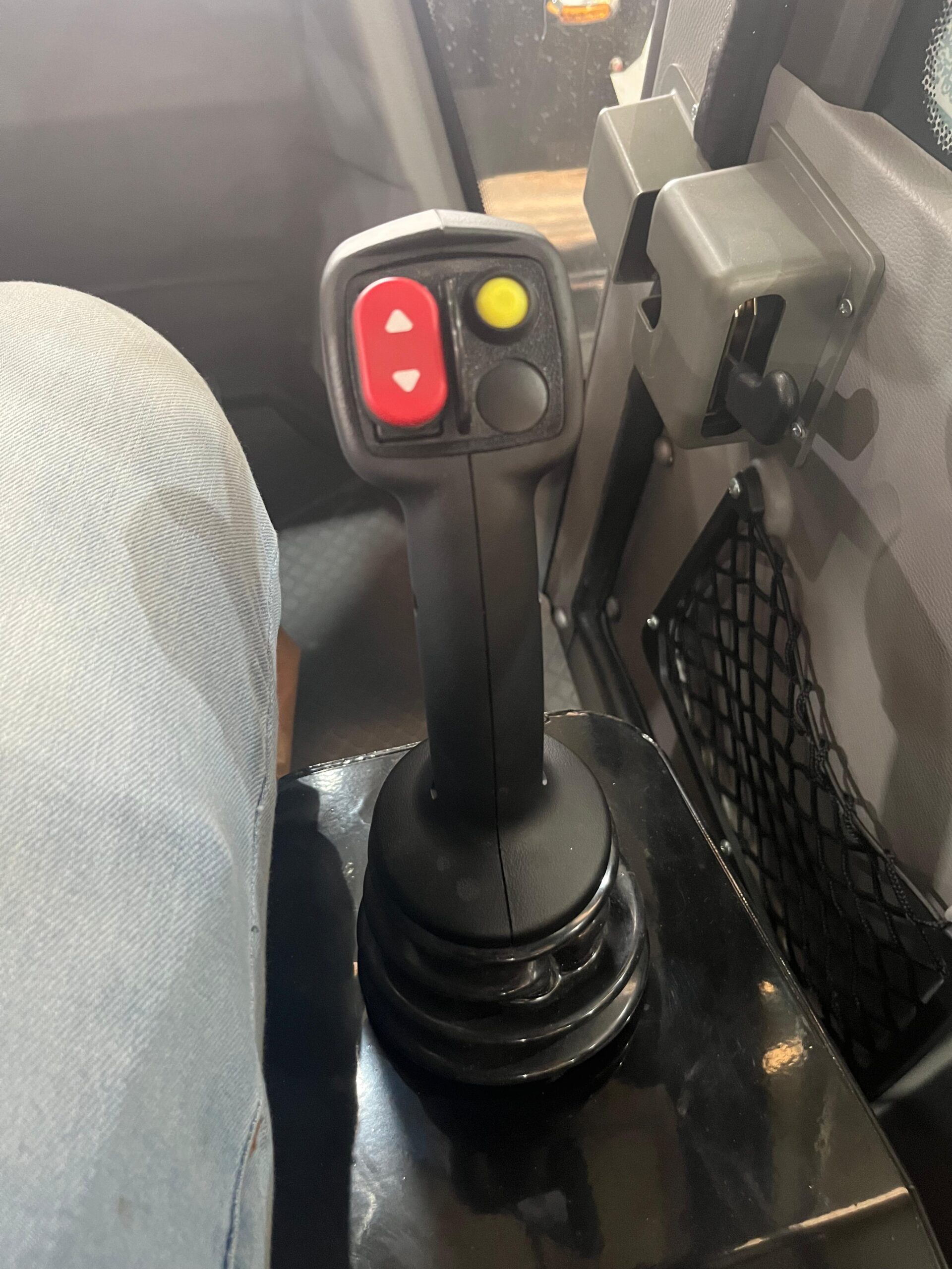Pá Carregadeira (nova) Marca: Forza Modelo: W928 4x4 linha Premiun, Ano: 2026, Cabinada de fábrica com ar condicionado - Imagem 9