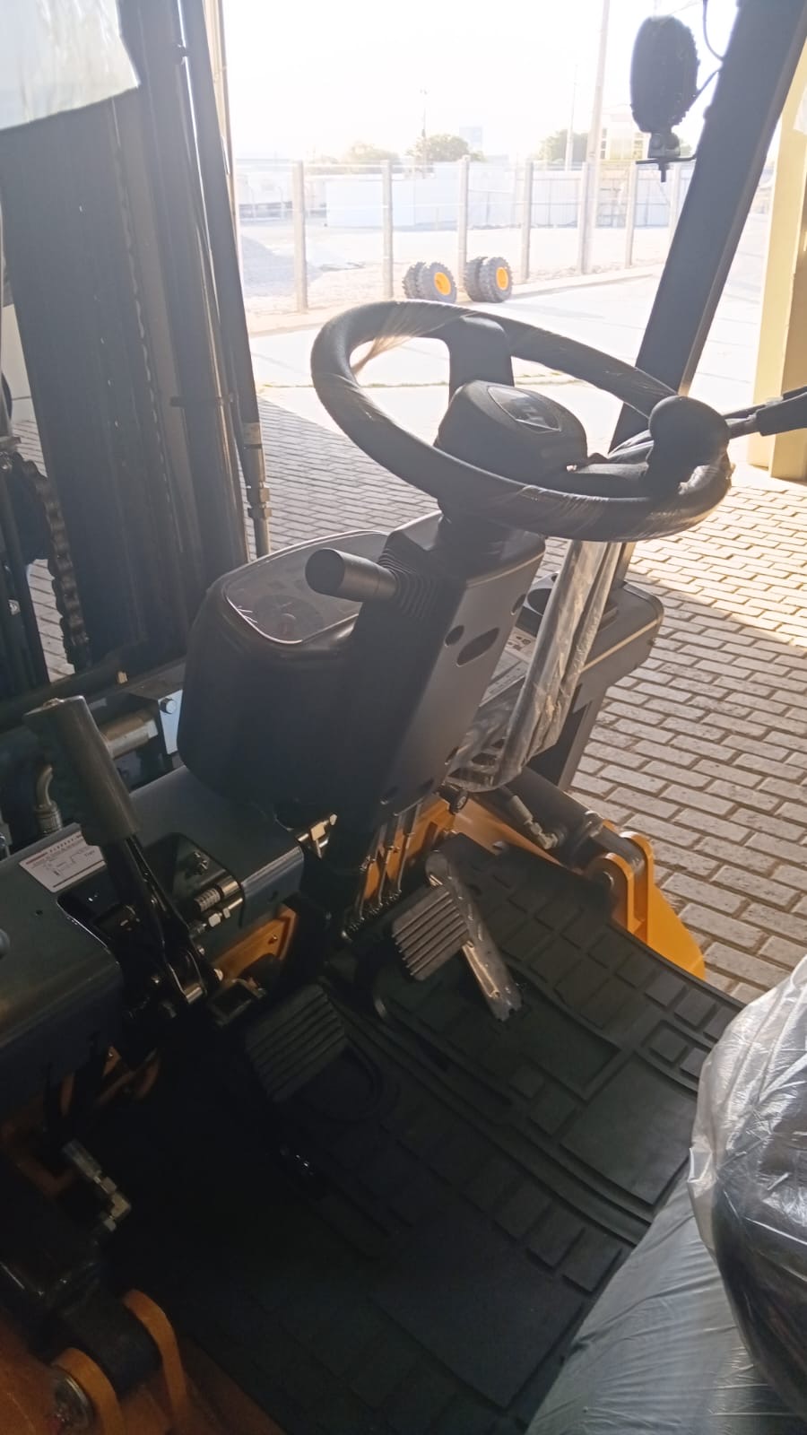 Empilhadeira duplex (nova) , Marca: TLM Modelo: TLC 25D para 2.5 ton ,com torre de 3.50 m e motor a diesel . - Imagem 12