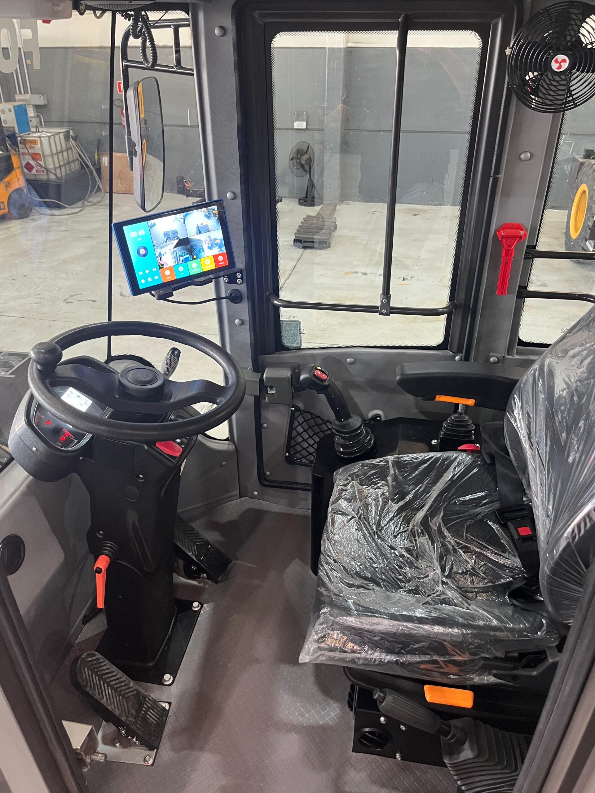 Pá Carregadeira (nova) Marca: Forza Modelo: W928 4x4 linha Premiun, Ano: 2026, Cabinada de fábrica com ar condicionado - Imagem 7