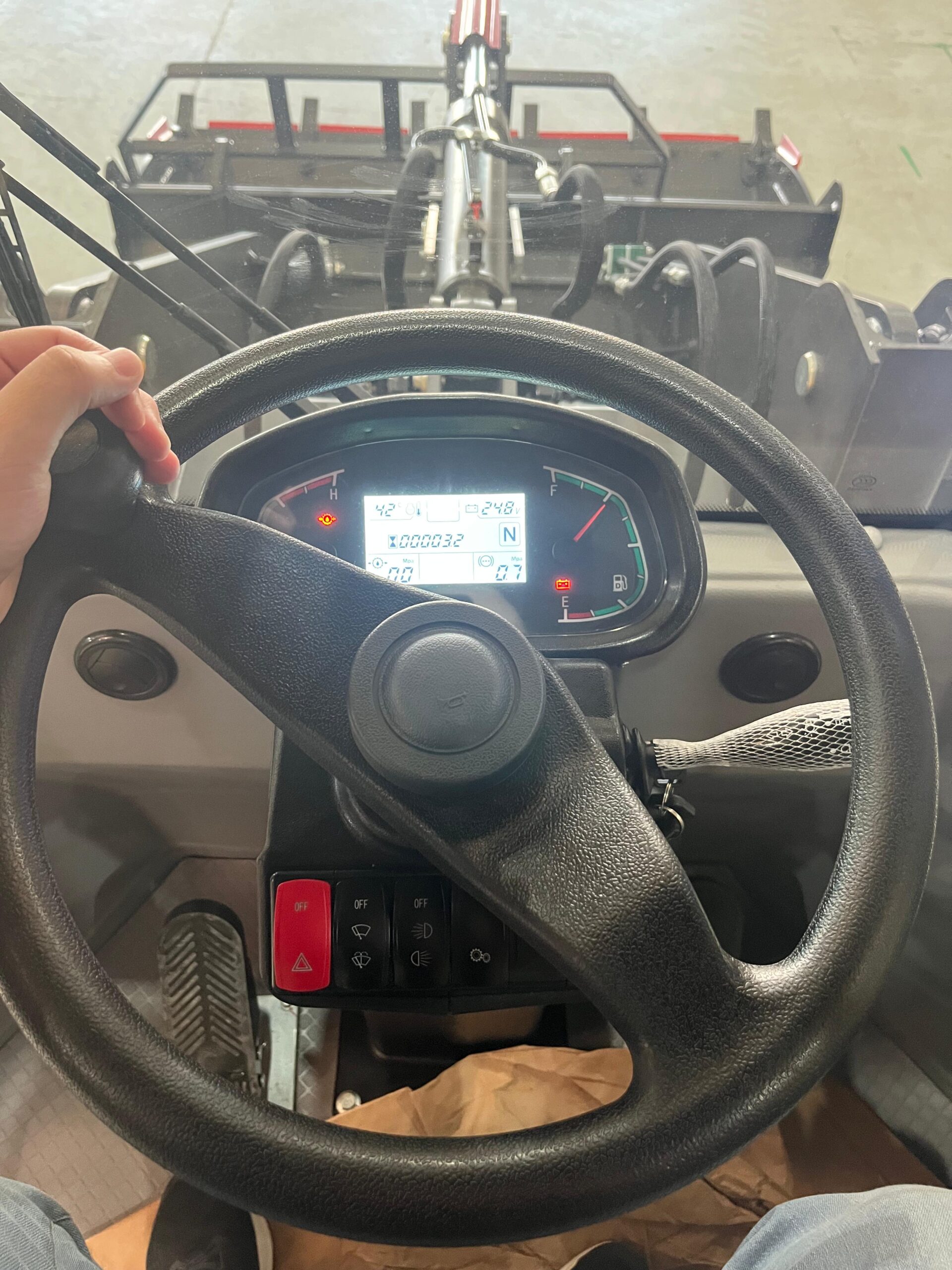 Pá Carregadeira (nova) Marca: Forza Modelo: W928 4x4 linha Premiun, Ano: 2026, Cabinada de fábrica com ar condicionado - Imagem 8