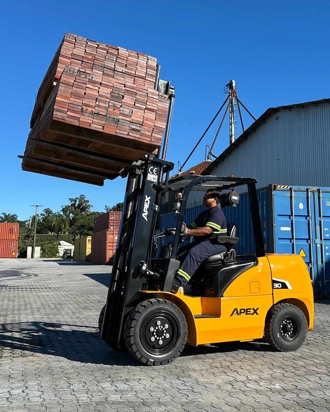 Empilhadeira duplex (nova) , Marca: APEX Modelo: Apex 30D para 3.0 ton ,com torre de 3.50 m e motor a diesel . - Imagem 4