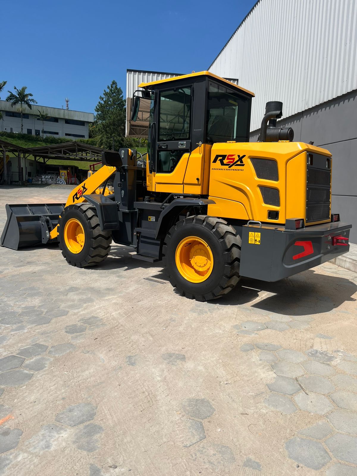 Pá Carregadeira (nova) Marca: RSX Modelo: RS 942 4x4 linha Premiun, Ano: 2026, Cabinada de fábrica com ar condicionado. - Imagem 9