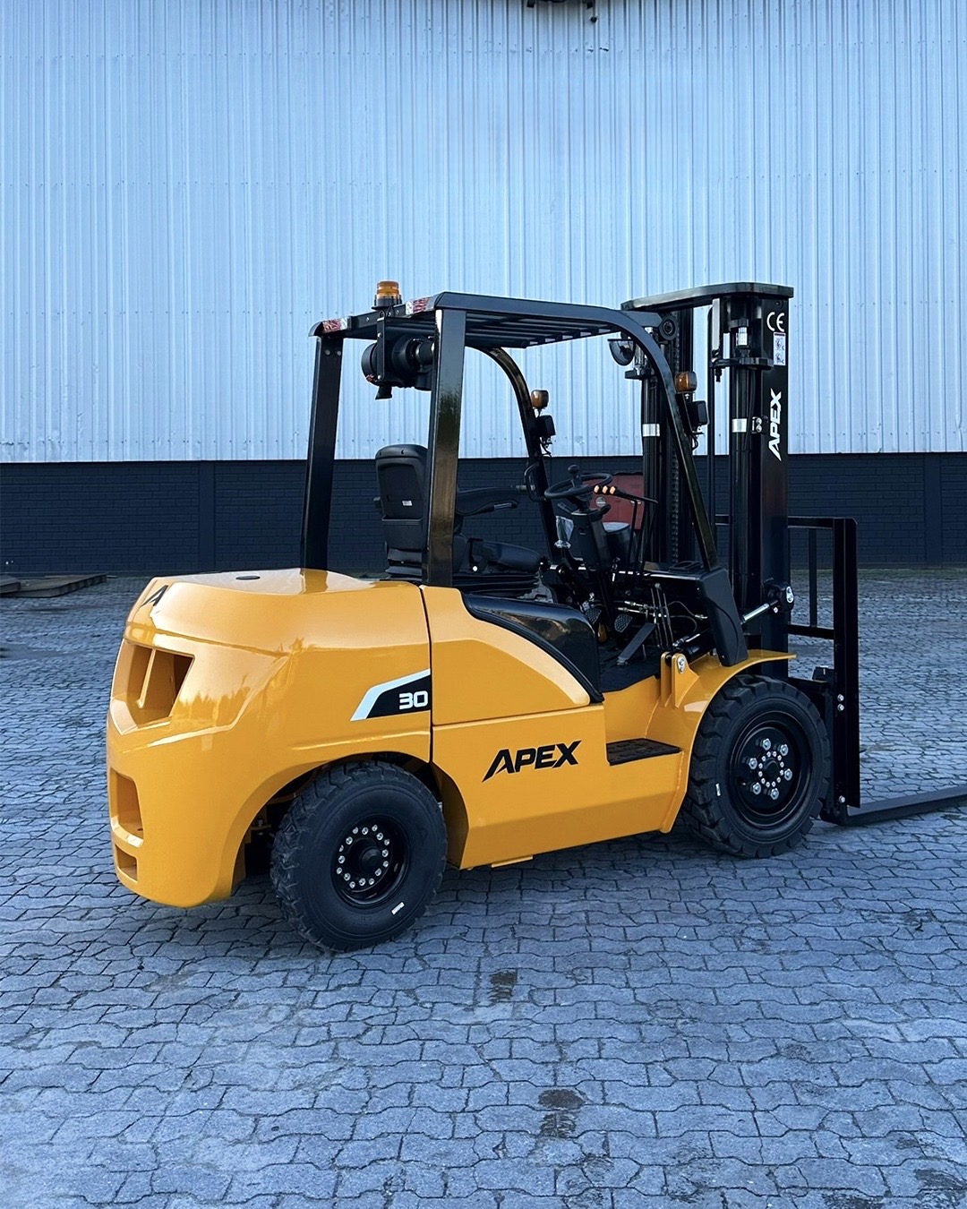 Empilhadeira duplex (nova) , Marca: APEX Modelo: Apex 30D para 3.0 ton ,com torre de 3.50 m e motor a diesel . - Imagem 2