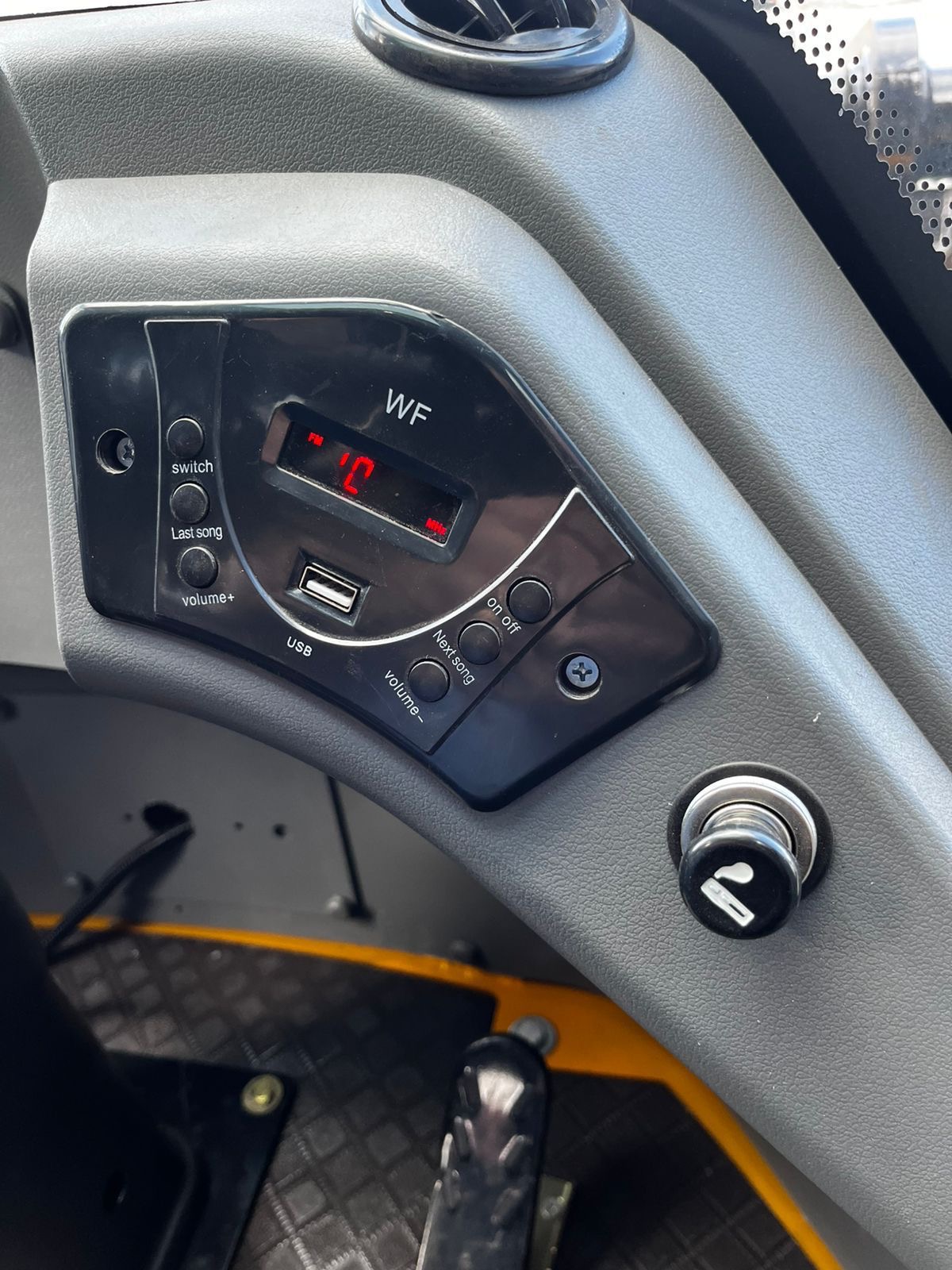 Pá Carregadeira (nova) Marca: RSX Modelo: RS 942 4x4 linha Premiun, Ano: 2026, Cabinada de fábrica com ar condicionado. - Imagem 18