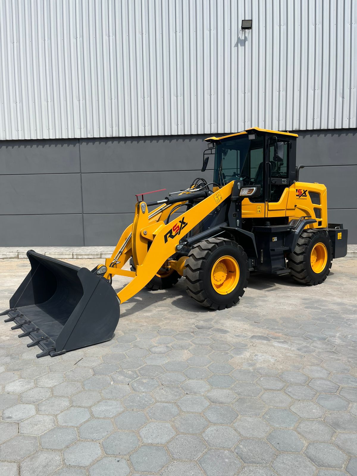 Pá Carregadeira (nova) Marca: RSX Modelo: RS 942 4x4 linha Premiun, Ano: 2026, Cabinada de fábrica com ar condicionado. - Imagem 2