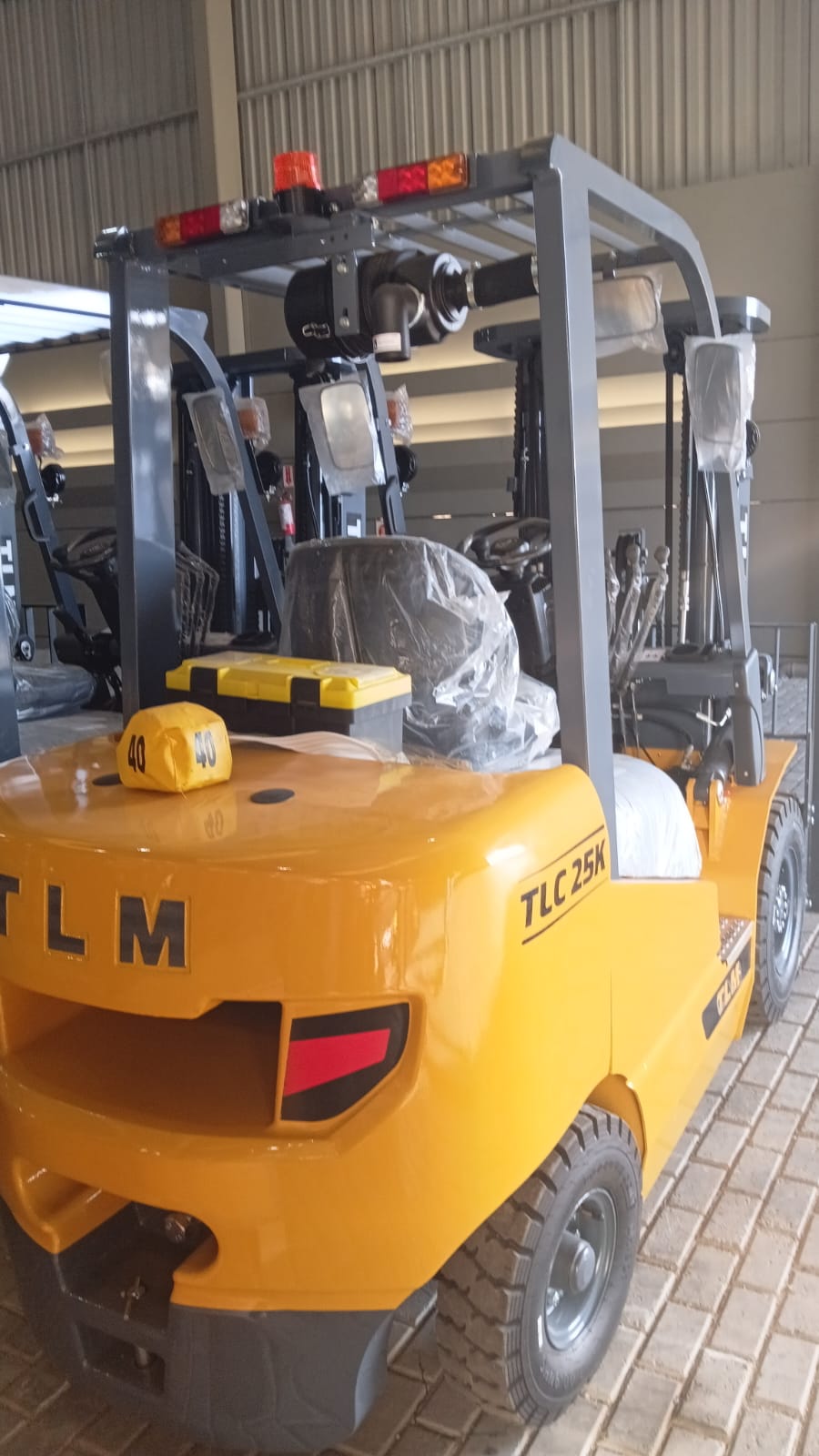 Empilhadeira duplex (nova) , Marca: TLM Modelo: TLC 25D para 2.5 ton ,com torre de 3.50 m e motor a diesel . - Imagem 3
