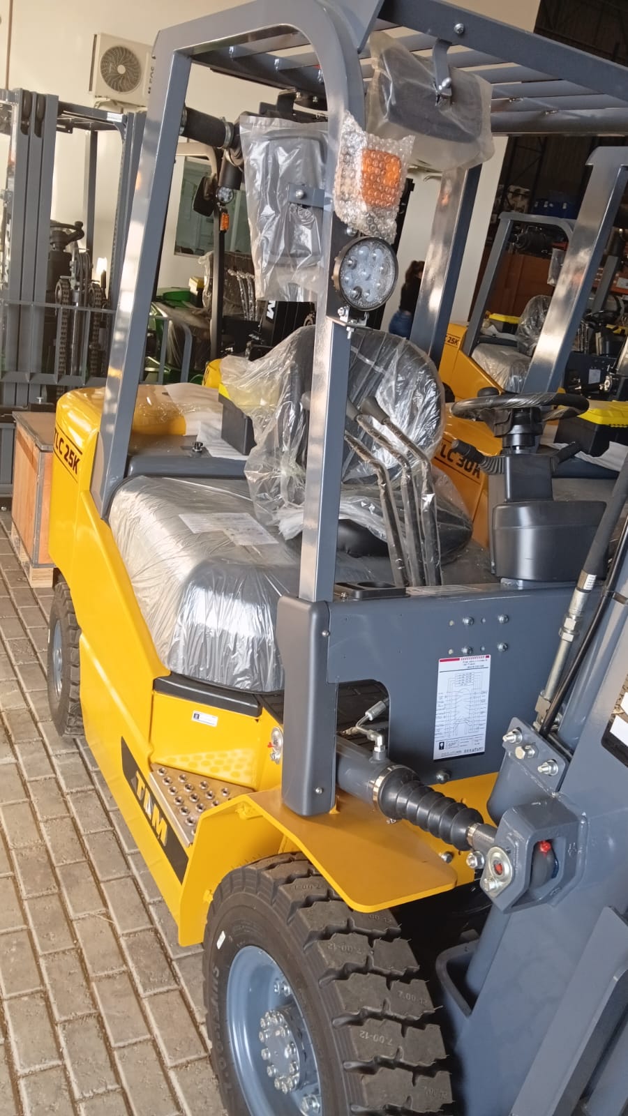 Empilhadeira duplex (nova) , Marca: TLM Modelo: TLC 25D para 2.5 ton ,com torre de 3.50 m e motor a diesel . - Imagem 9