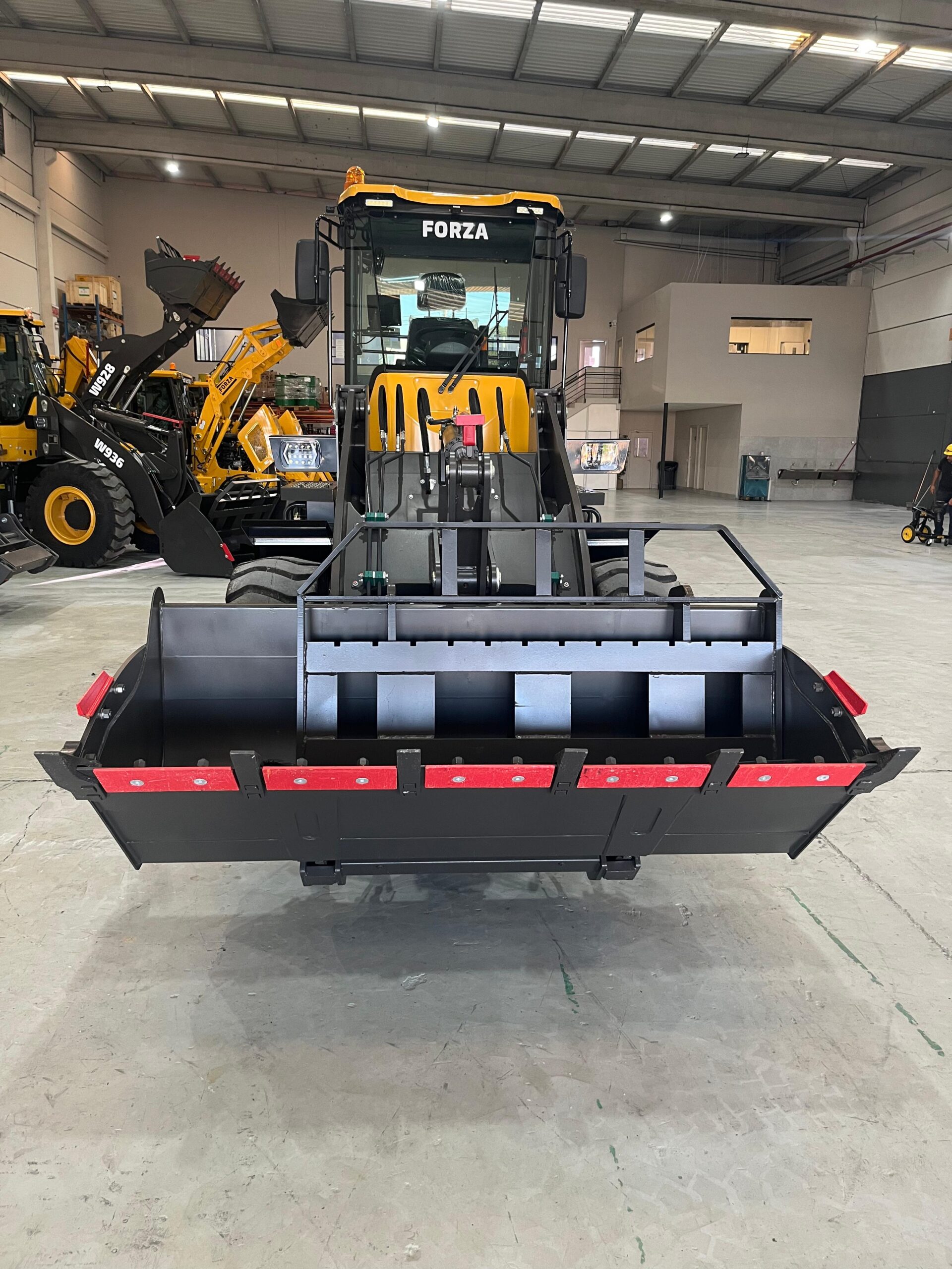 Pá Carregadeira (nova) Marca: Forza Modelo: W928 4x4 linha Premiun, Ano: 2026, Cabinada de fábrica com ar condicionado - Imagem 4