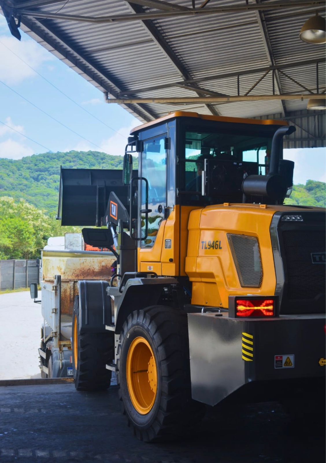 Pá Carregadeira (nova) Marca: TLM Modelo: 946L 4x4 linha Premiun, Ano: 2026, Cabinada de fábrica com ar condicionado - Imagem 8