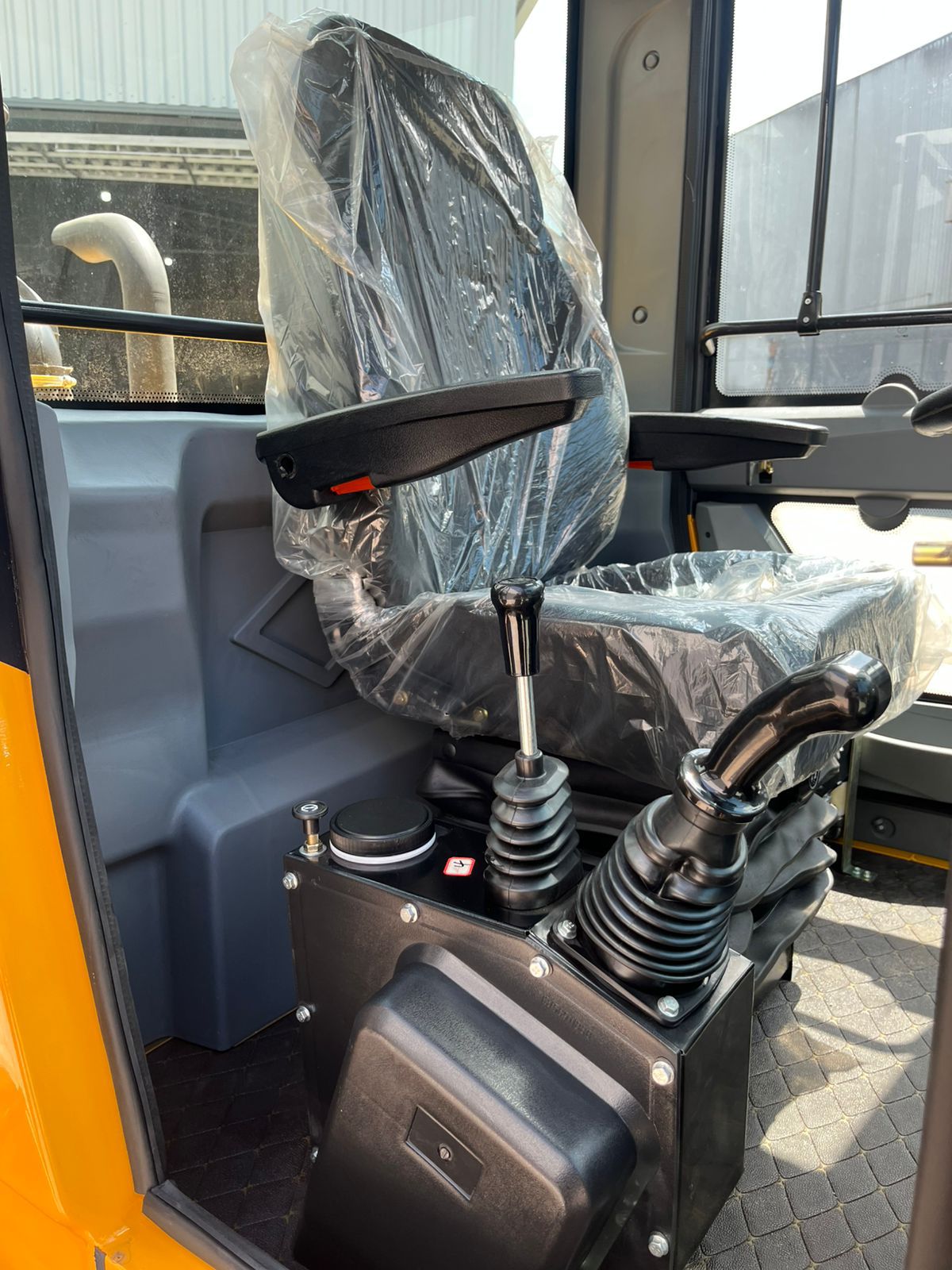 Pá Carregadeira (nova) Marca: RSX Modelo: RS 958 4x4 linha Premiun, Ano: 2026, Cabinada de fábrica com ar condicionado. - Imagem 9