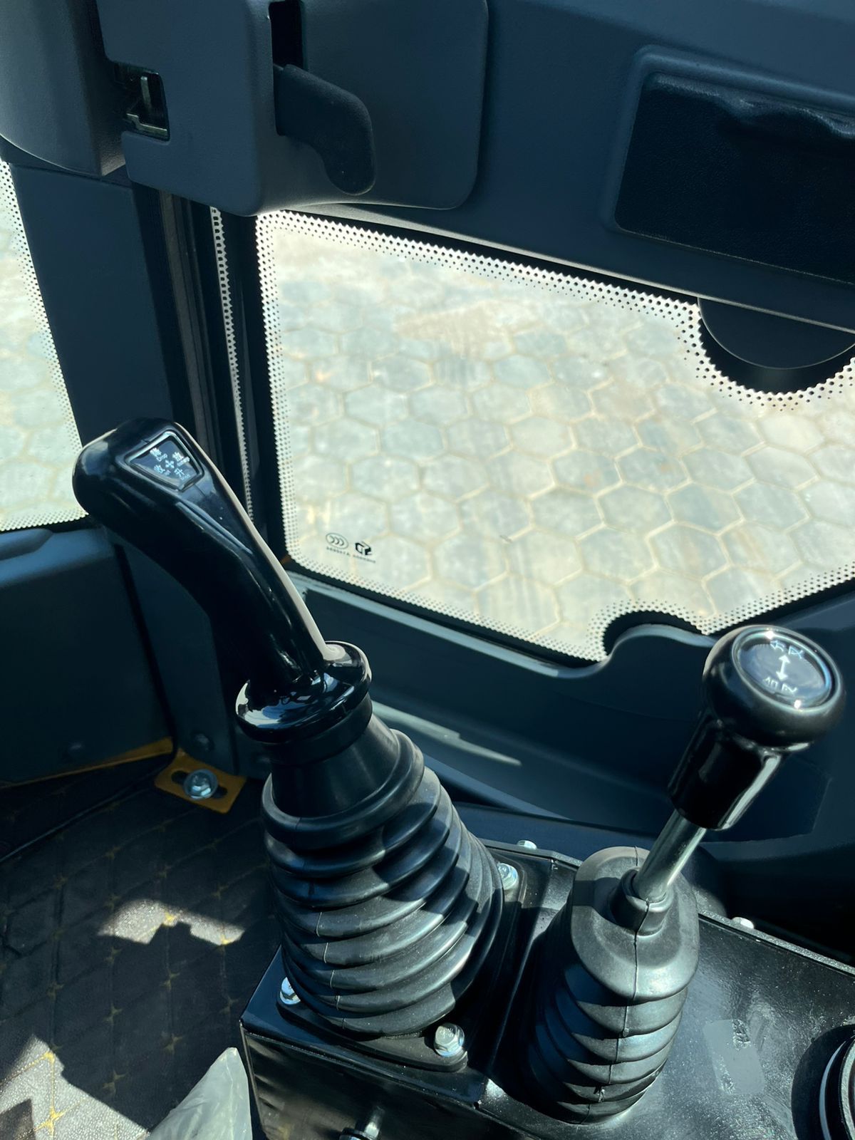 Pá Carregadeira (nova) Marca: RSX Modelo: RS 942 4x4 linha Premiun, Ano: 2026, Cabinada de fábrica com ar condicionado. - Imagem 14