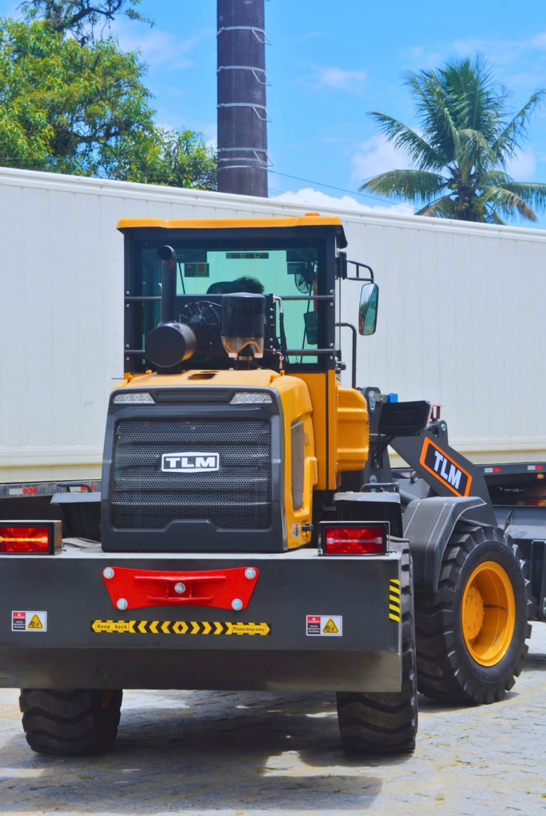 Pá Carregadeira (nova) Marca: TLM Modelo: 946L 4x4 linha Premiun, Ano: 2026, Cabinada de fábrica com ar condicionado - Imagem 9