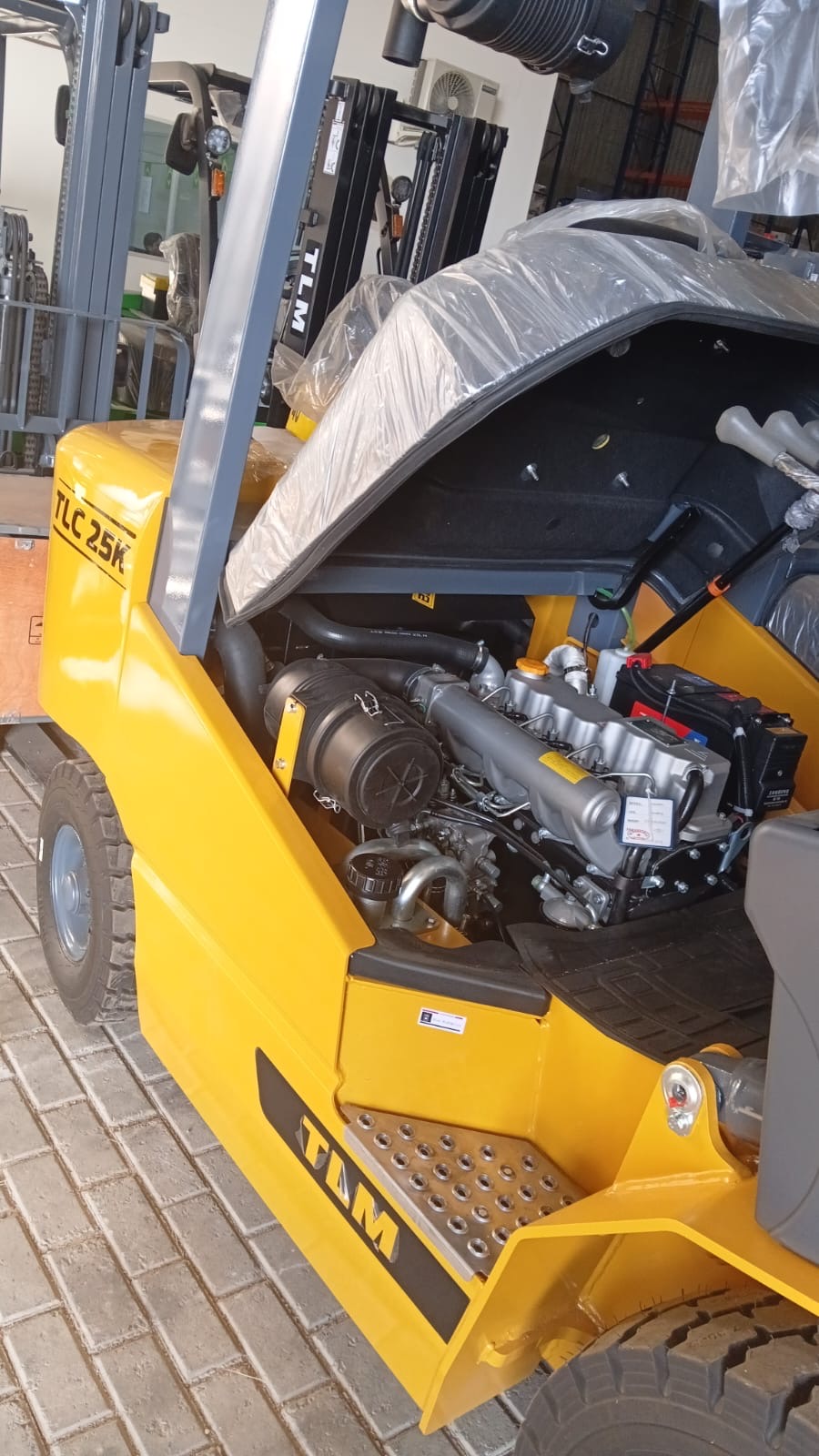 Empilhadeira duplex (nova) , Marca: TLM Modelo: TLC 25D para 2.5 ton ,com torre de 3.50 m e motor a diesel . - Imagem 14
