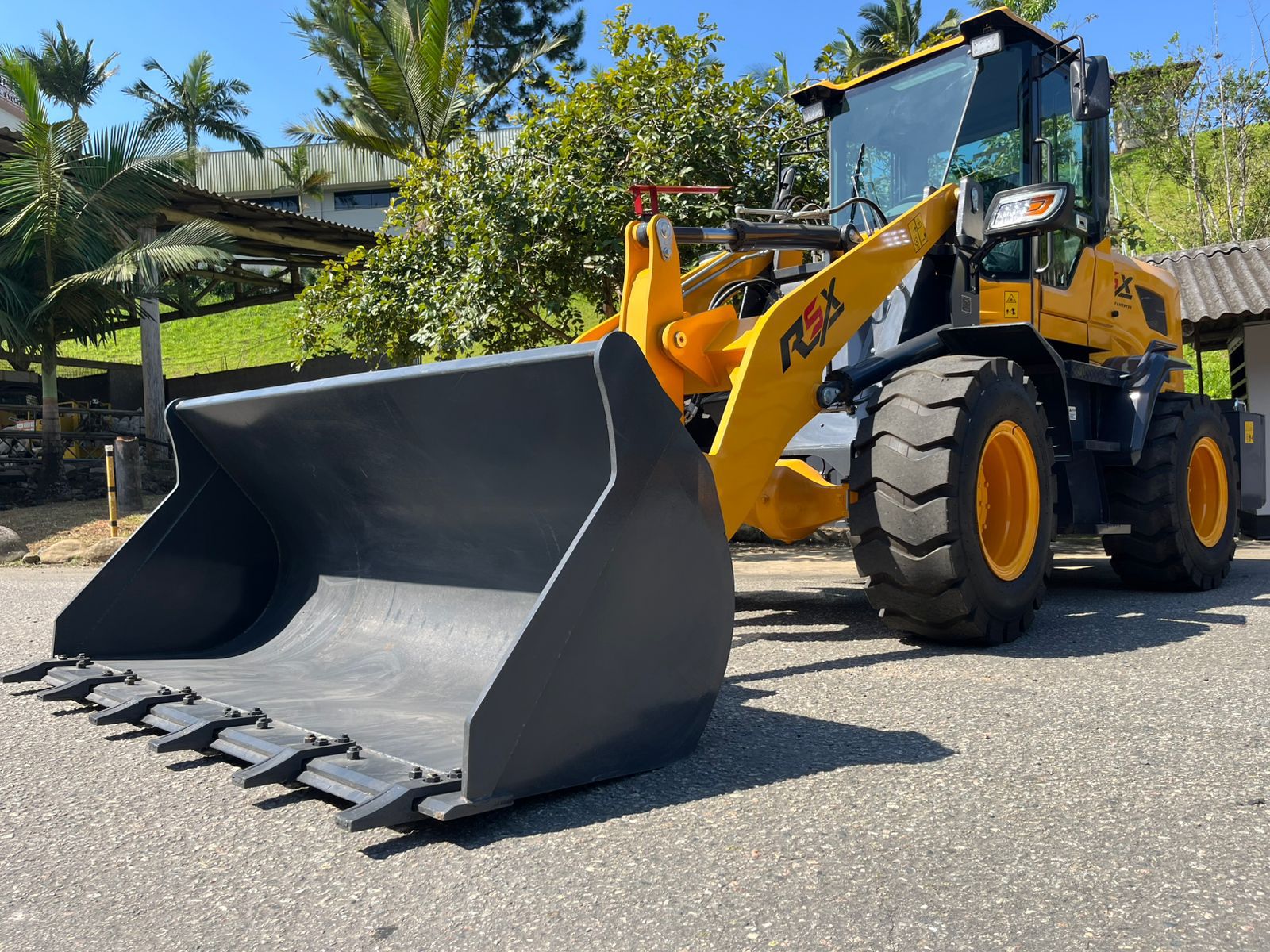 Pá Carregadeira (nova) Marca: RSX Modelo: RS 942 4x4 linha Premiun, Ano: 2026, Cabinada de fábrica com ar condicionado. - Imagem 6