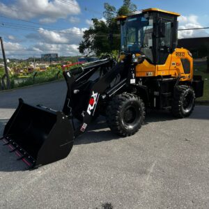 Pá Carregadeira (nova) Marca: RSX Modelo: RS 932 4x4 linha Premiun, Ano: 2026, Cabinada de fábrica com ar condicionado.