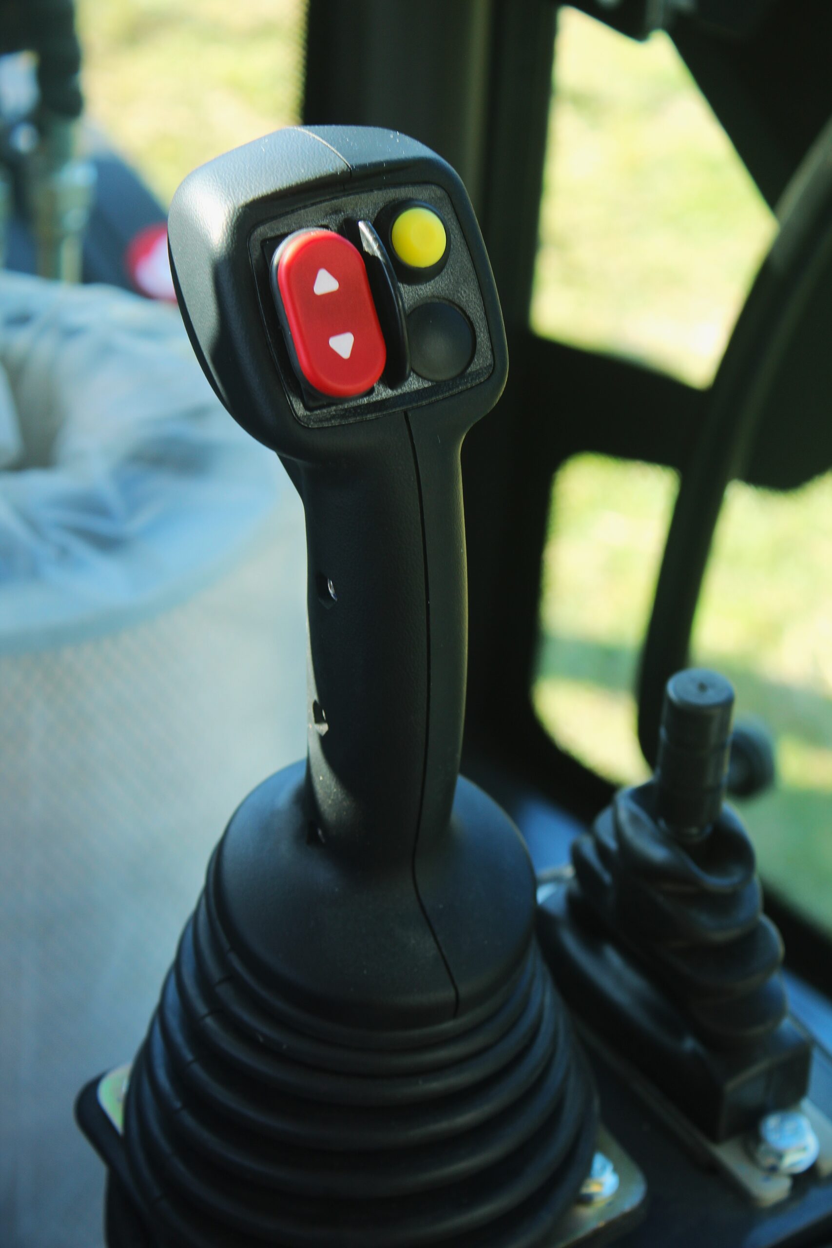 Retroescavadeira (nova) Marca: TLM Modelo: TL388 L 4x4 linha Premiun, Ano: 2026, Cabinada de fábrica com ar condicionado. - Imagem 16