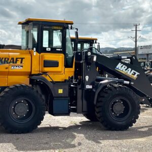 Pá Carregadeira (nova) Marca: KRAFT Modelo: K940S 4x4 linha Premiun, Ano: 2026, Cabinada de fábrica com ar condicionado.