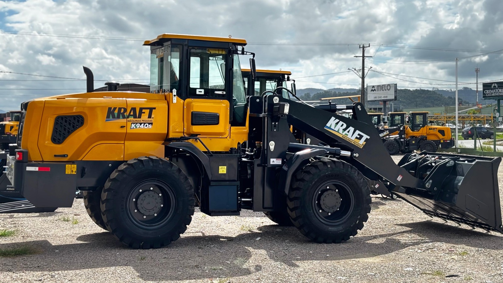 Pá Carregadeira (nova) Marca: KRAFT Modelo: K940S 4x4 linha Premiun, Ano: 2026, Cabinada de fábrica com ar condicionado.