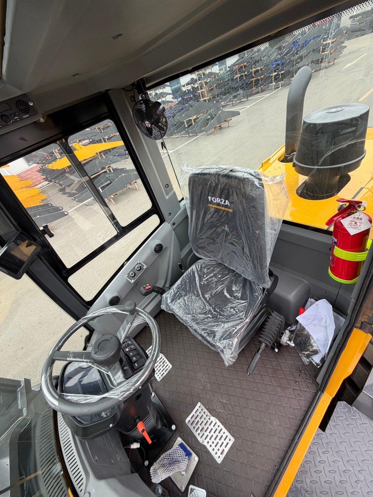 Pá Carregadeira (nova) Marca: FORZA Modelo: W946 4x4 linha Premiun, Ano: 2026, Cabinada de fábrica com ar condicionado. - Imagem 9