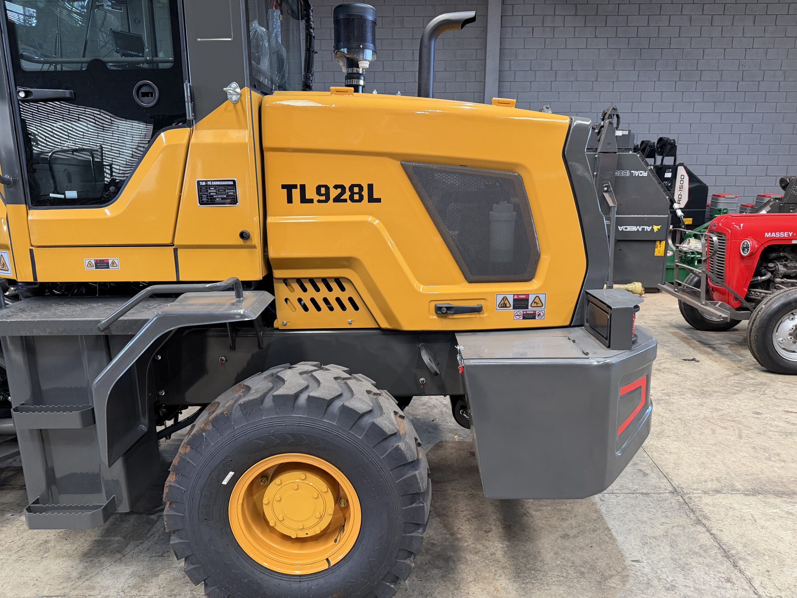 Pá Carregadeira (nova) Marca: TLM Modelo: 928L 4x4 linha Premiun, Ano: 2026, Cabinada de fábrica com ar condicionado - Imagem 8