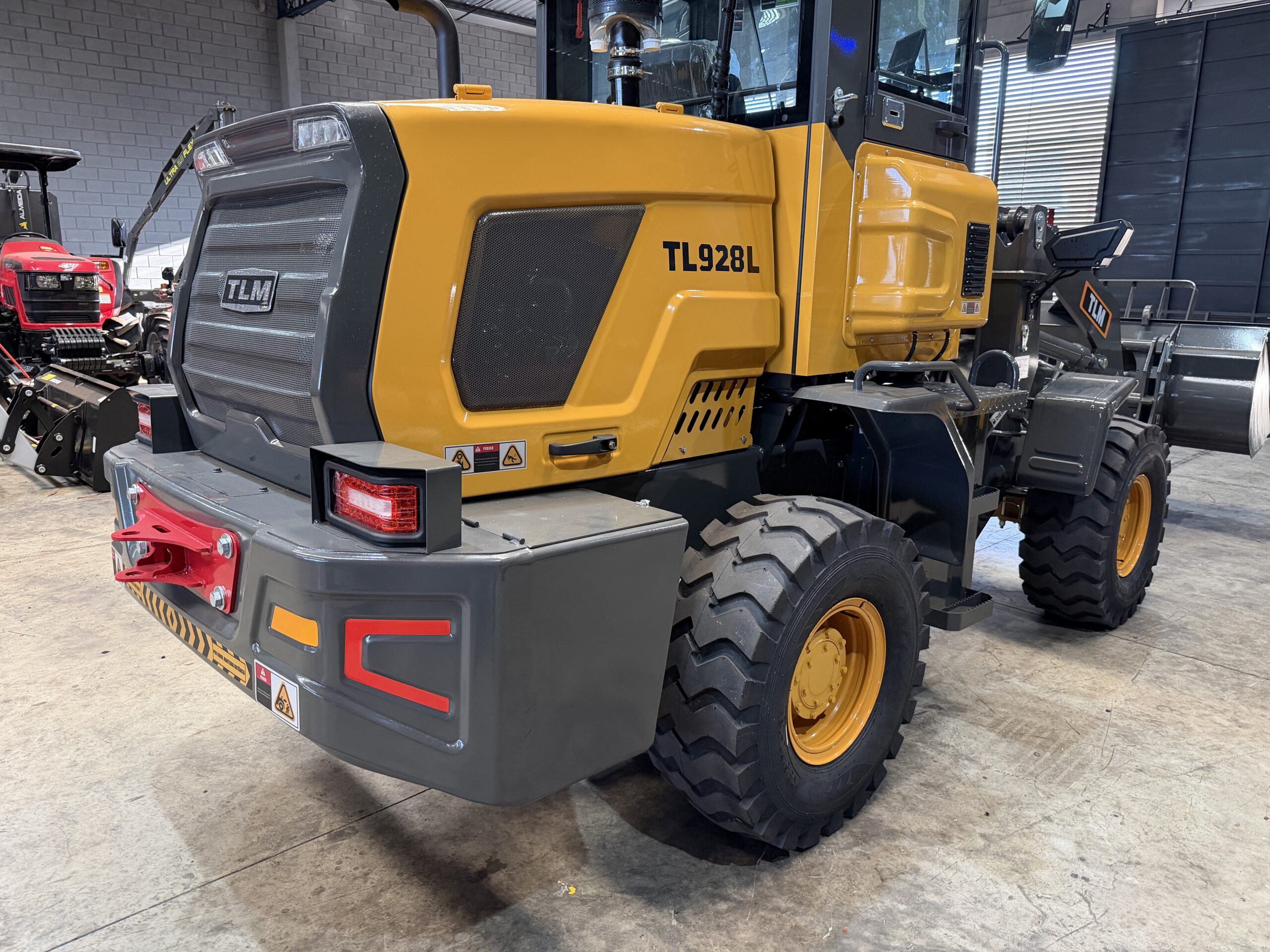 Pá Carregadeira (nova) Marca: TLM Modelo: 928L 4x4 linha Premiun, Ano: 2026, Cabinada de fábrica com ar condicionado - Imagem 31