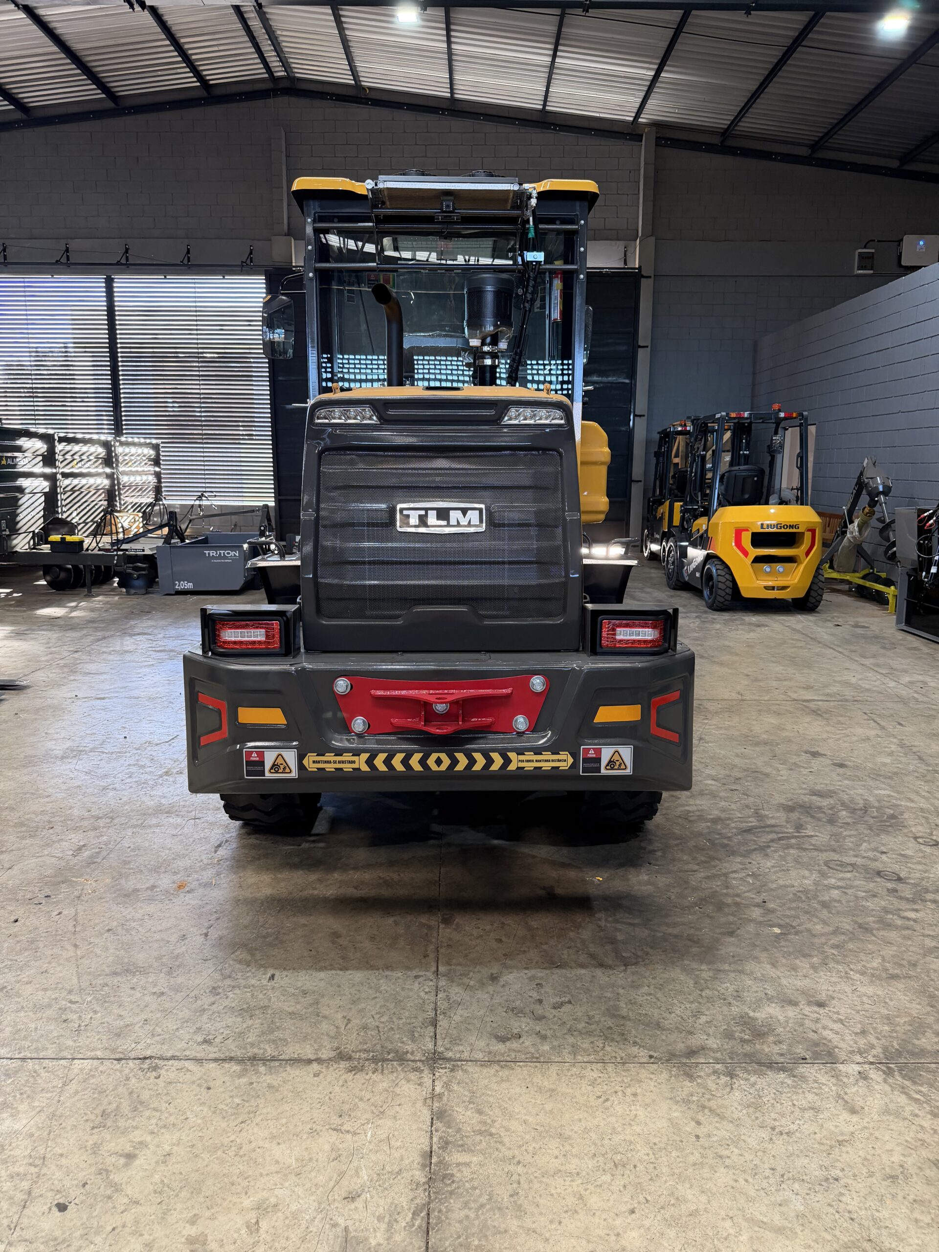 Pá Carregadeira (nova) Marca: TLM Modelo: 928L 4x4 linha Premiun, Ano: 2026, Cabinada de fábrica com ar condicionado - Imagem 30