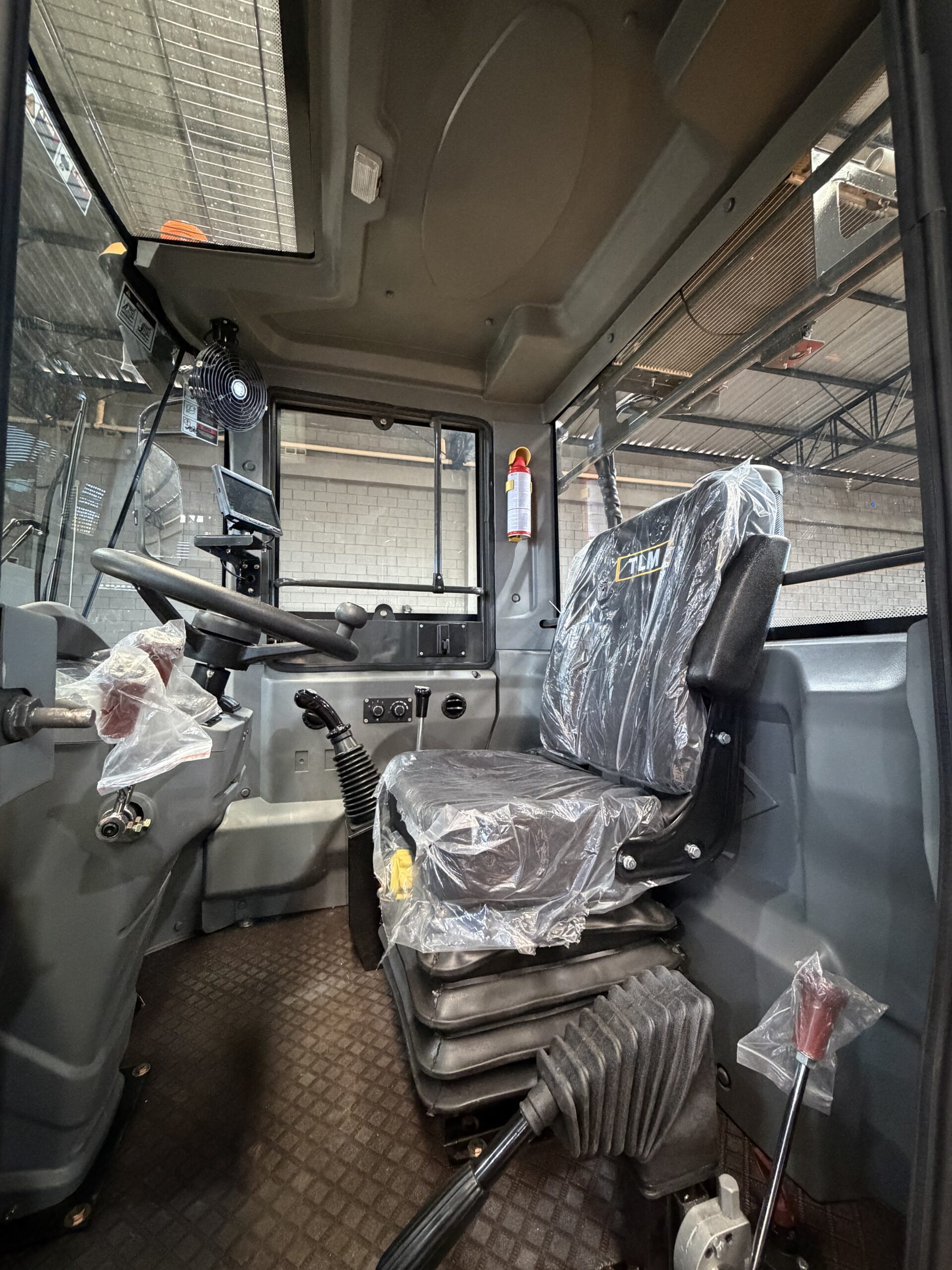 Pá Carregadeira (nova) Marca: TLM Modelo: 928L 4x4 linha Premiun, Ano: 2026, Cabinada de fábrica com ar condicionado - Imagem 39